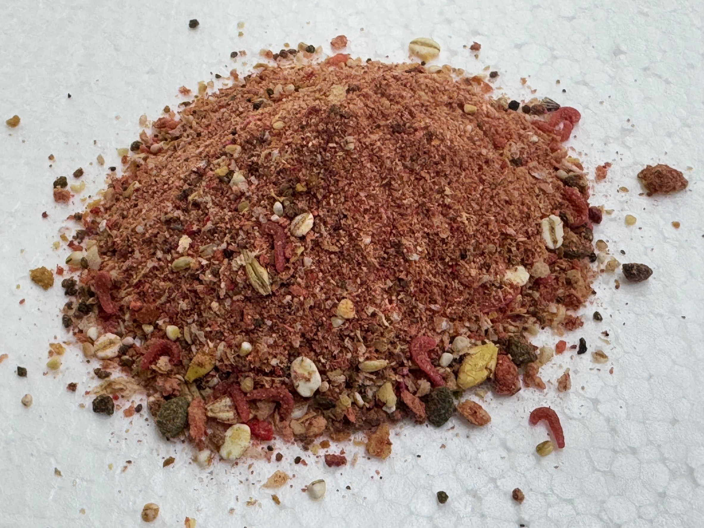 赤色の配合マキエサは海の中のグレ（メジナ）にとり、どんな風に映るか？　フカセ釣り入門。釣太郎