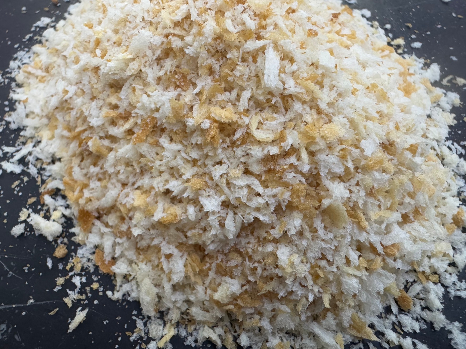 グレ（メジナ）釣りでマキエサにパン粉が有効な理由（粒が荒いパン粉がさらに効果的）について解説します。フカセ釣り入門。釣太郎