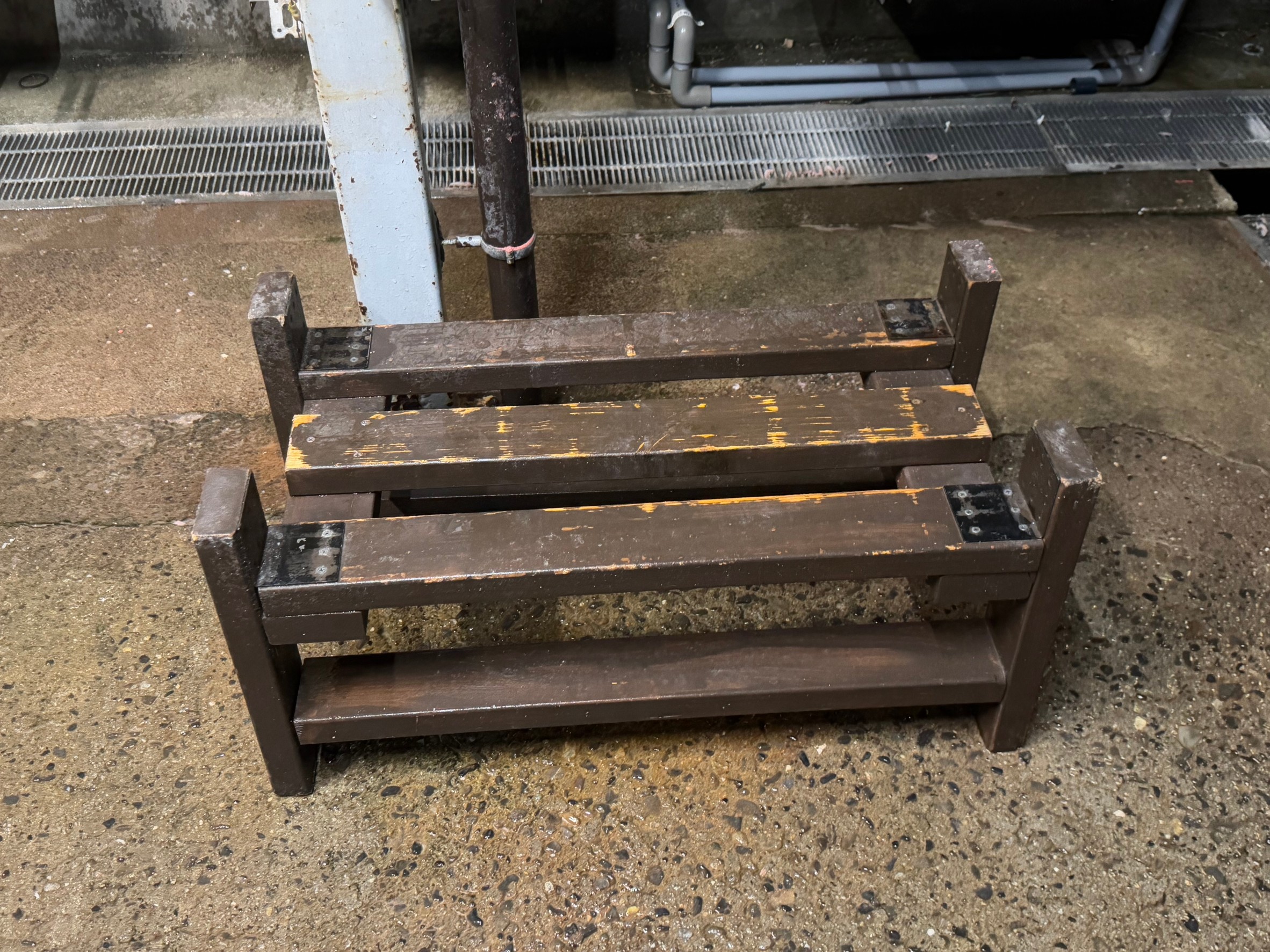 沖アミと集魚剤を混ぜる台、箱に穴が開く炒め撤去します。釣太郎