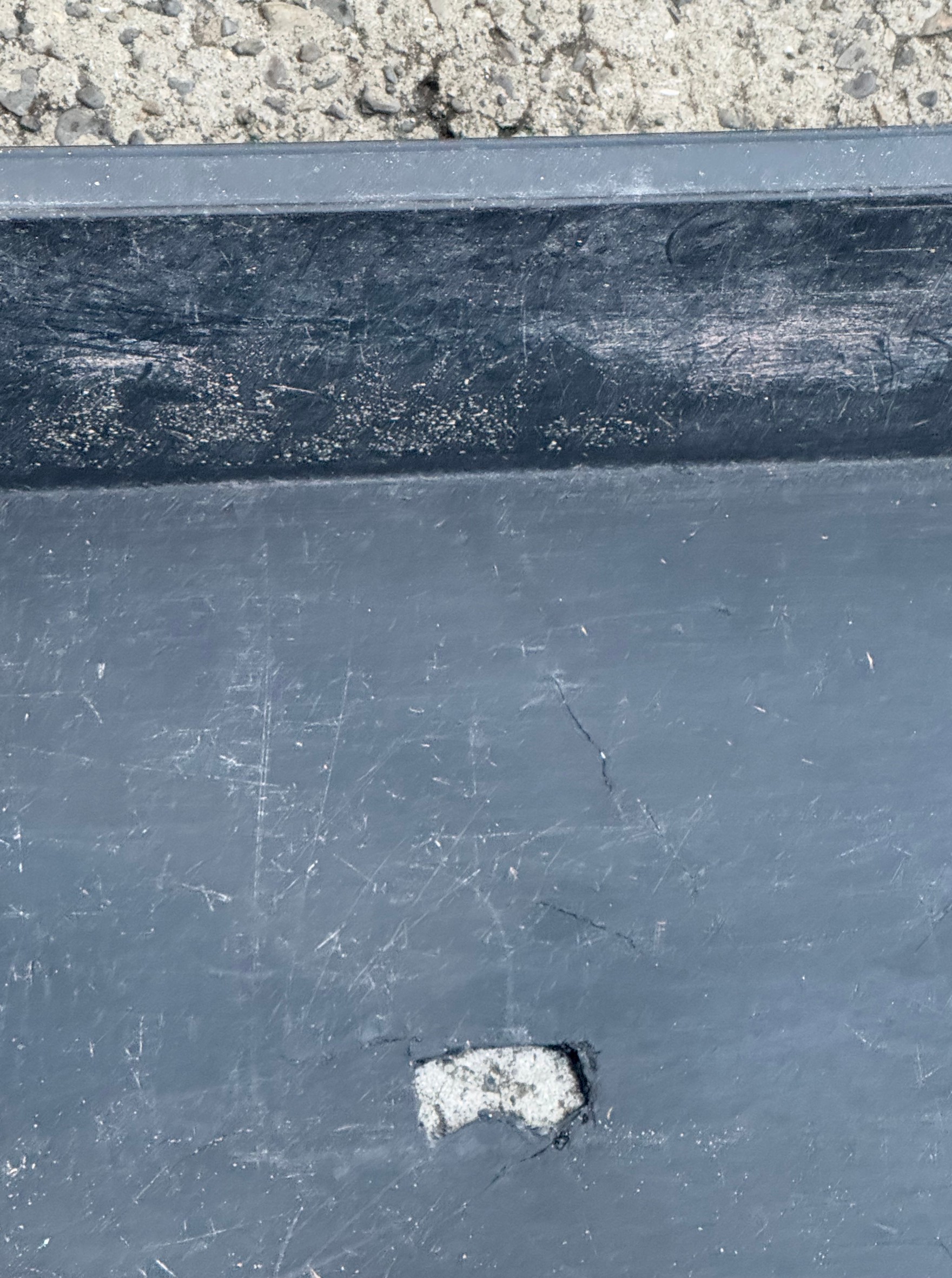 エサ混ぜ箱は乱暴にすると穴が開きます。数えきれないほど補充してきましたが限界です。釣太郎