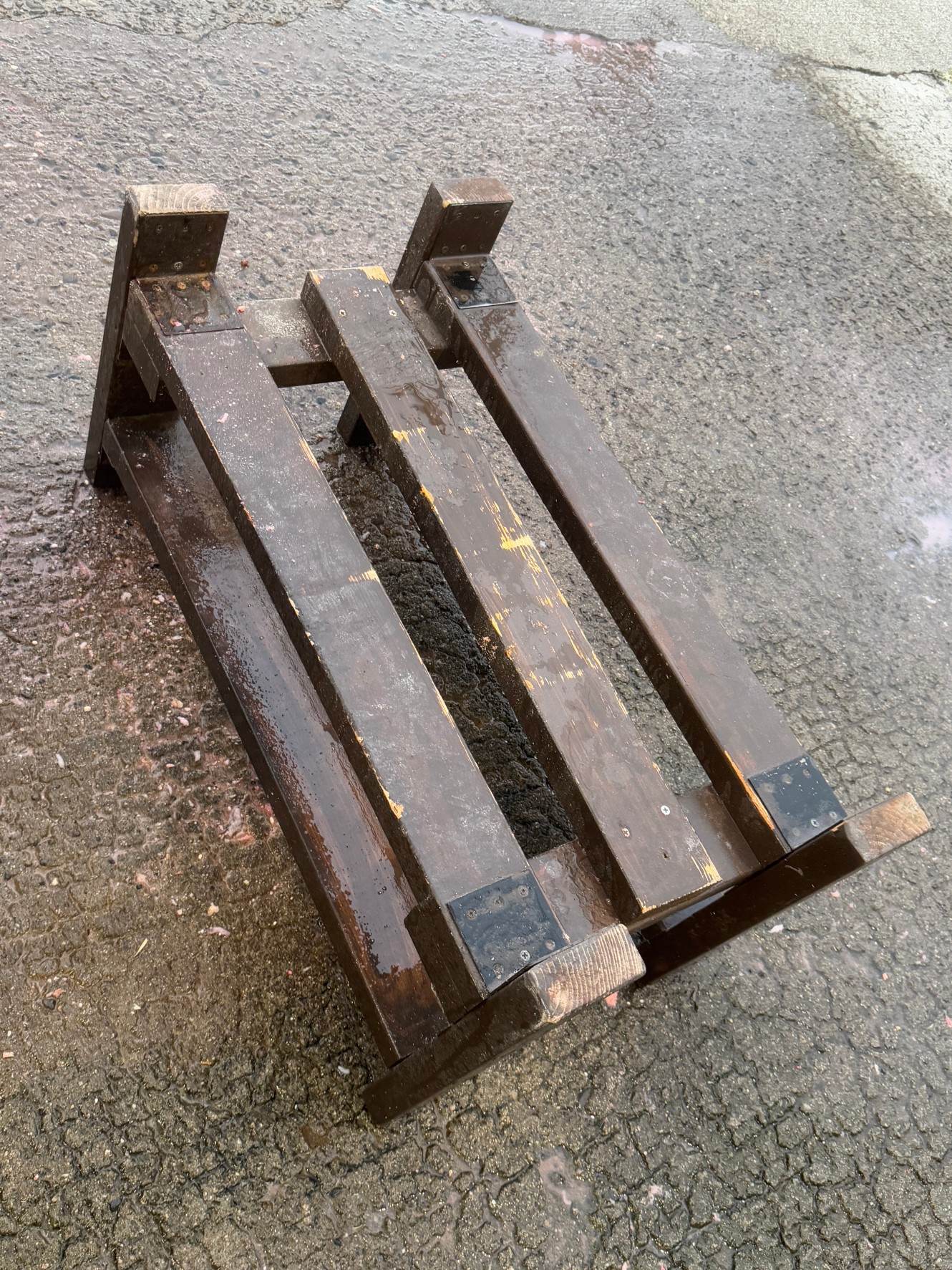 お正月明けに撤去するのは、このエサを混ぜる台です。エサ混ぜ場はなくなりません。釣太郎