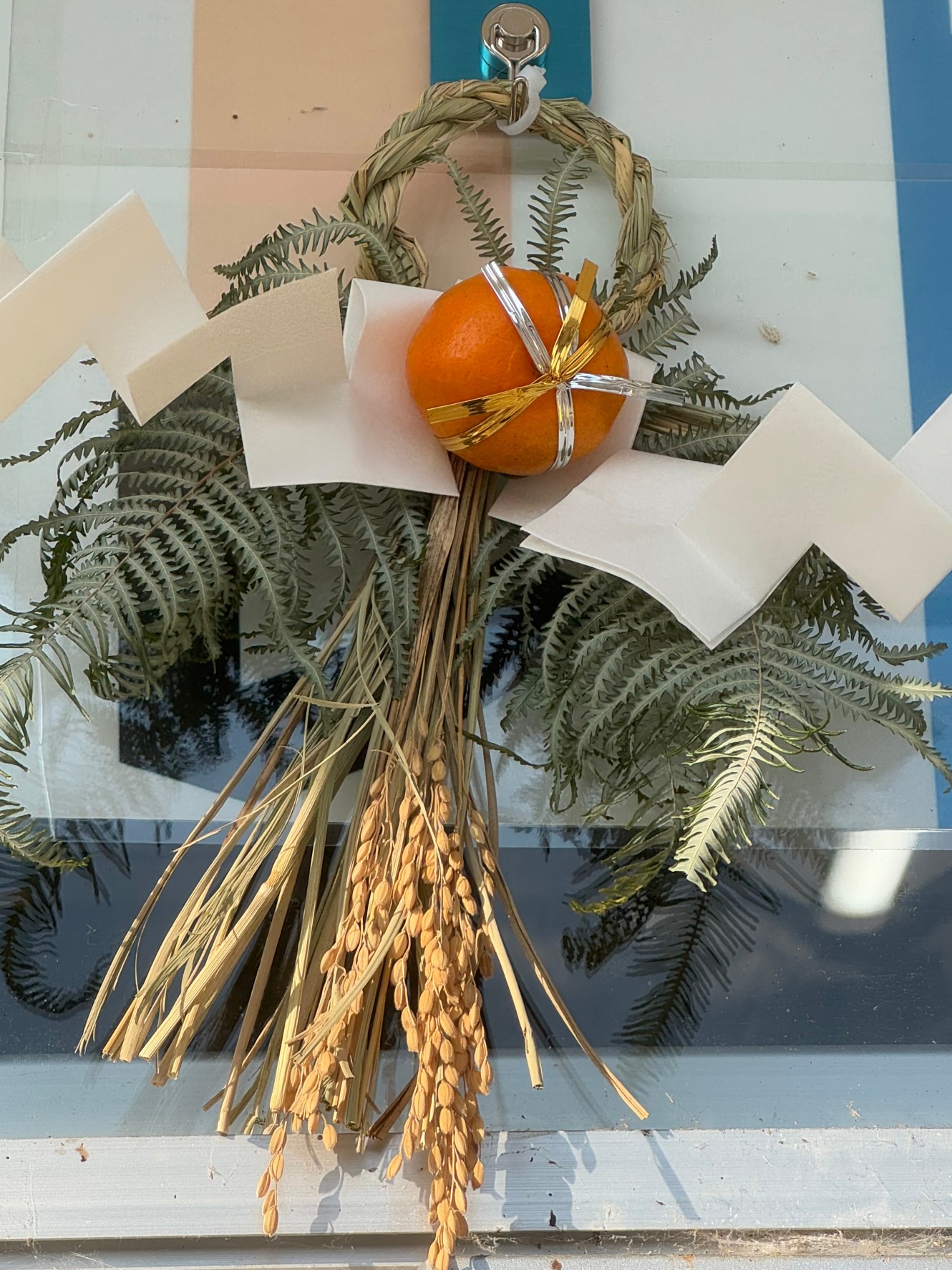 正月飾りのしめ縄とみかんには、日本の伝統的な意味や役割が込められています。釣太郎