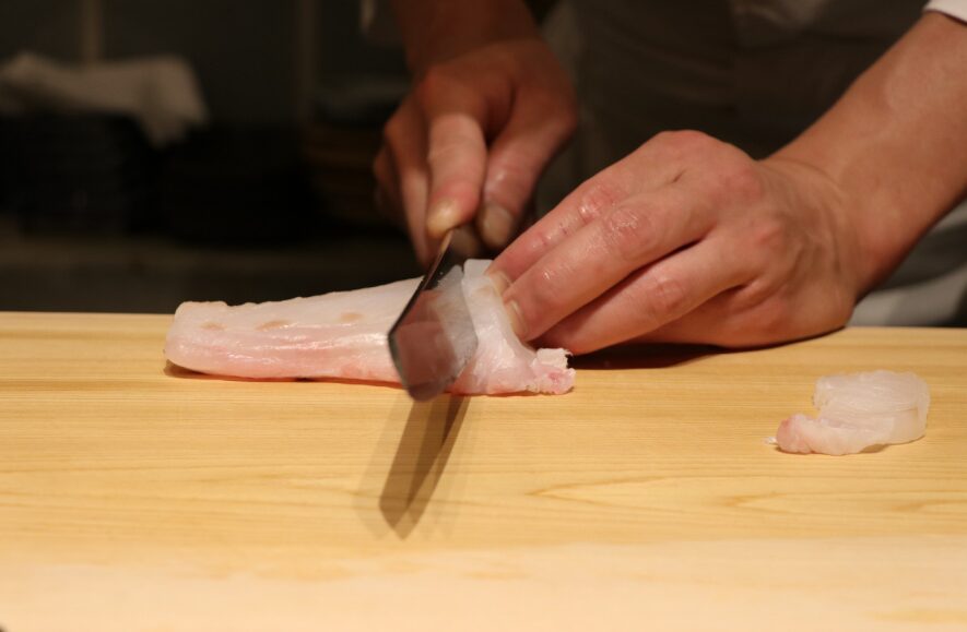 魚をさばく時は、最終仕上げ時のみ真水を使うのが理想？真水の使用は最小限にした方がいい？このご質問に解凍いたします。釣太郎