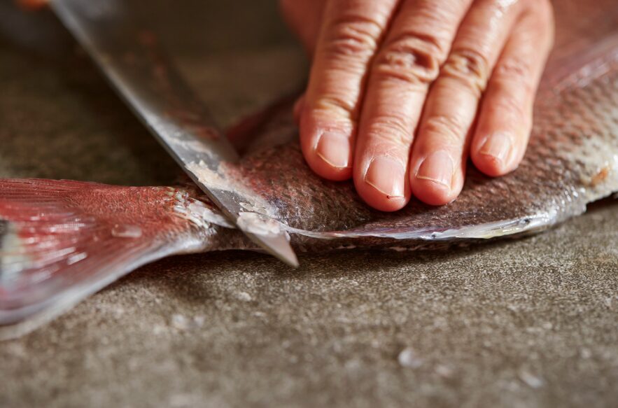 魚をさばく時は、真水の使用量を最低限に抑える調理人も多い。この理由説明。釣太郎