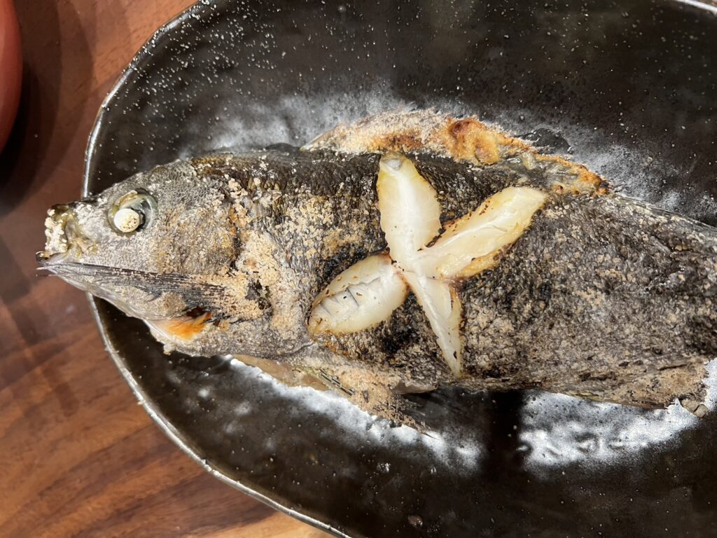 6月はイサキが美味しい季節で「麦わらイサギ」と名称で旬を迎えます。食べる時は骨がのどに刺さらないように注しましょう。この魚の骨は厄介なんです。釣太郎