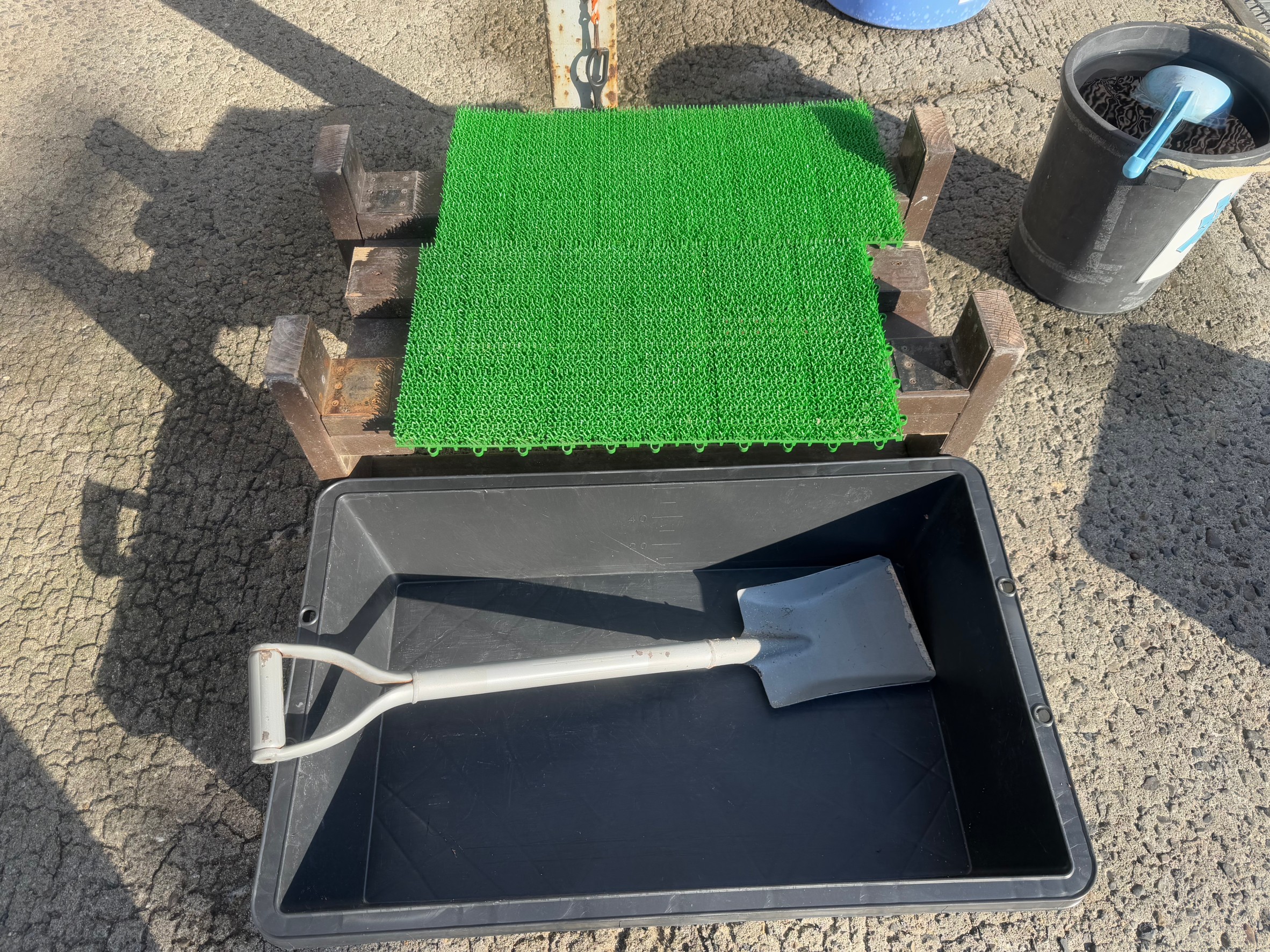 エサ混ぜ箱が割れない方法は無いか模索中。人工芝で少し吸収できそうです。釣太郎