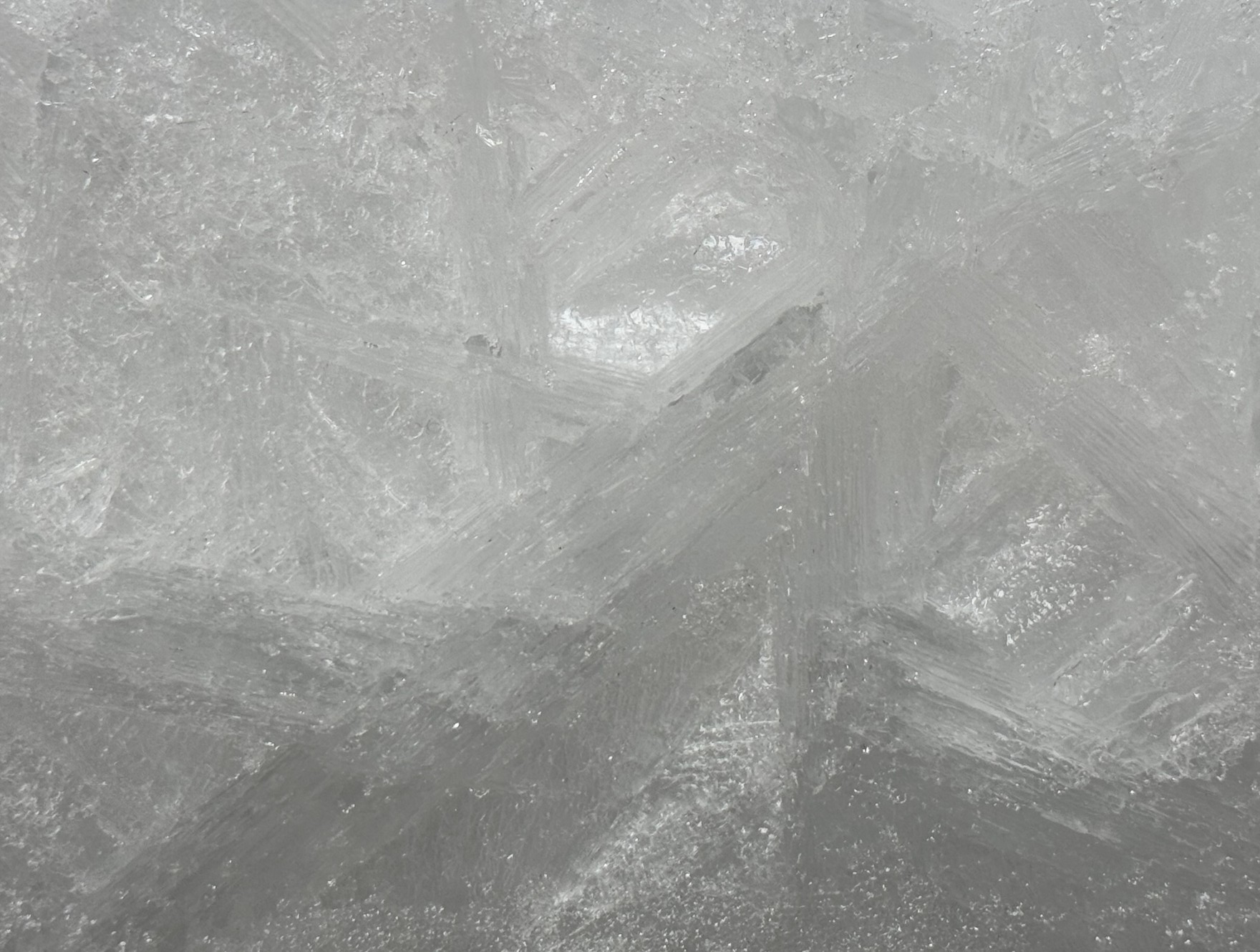 海水を凍らせた海水氷。これは白く濁るが、魚の冷却には適している。この理由説明。釣太郎