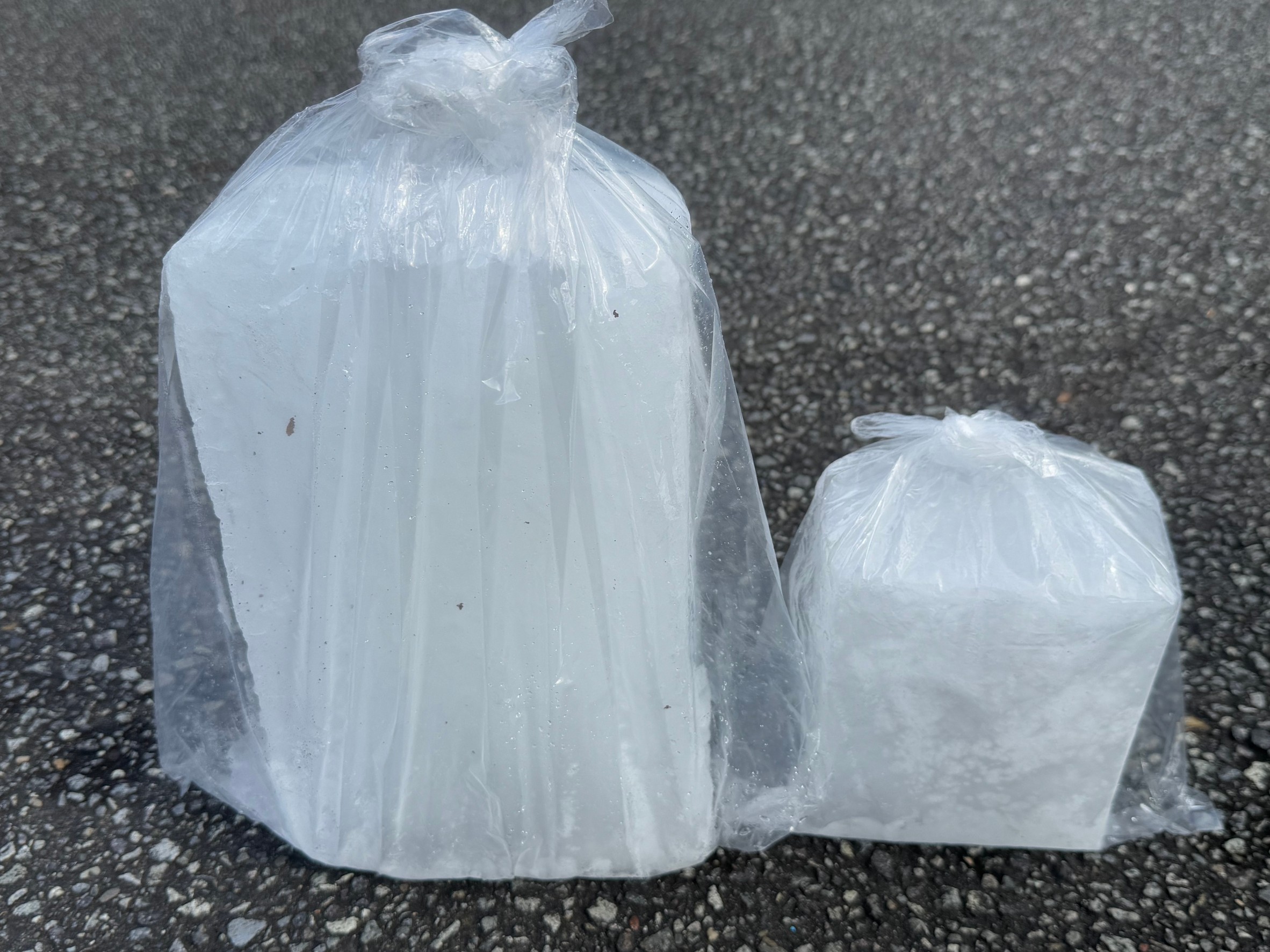 釣り人に大人気の海水氷。普通の真水氷よりよく売れています。人気の秘密は？釣太郎では普通氷と見分ける為、海水氷は口を括っています。