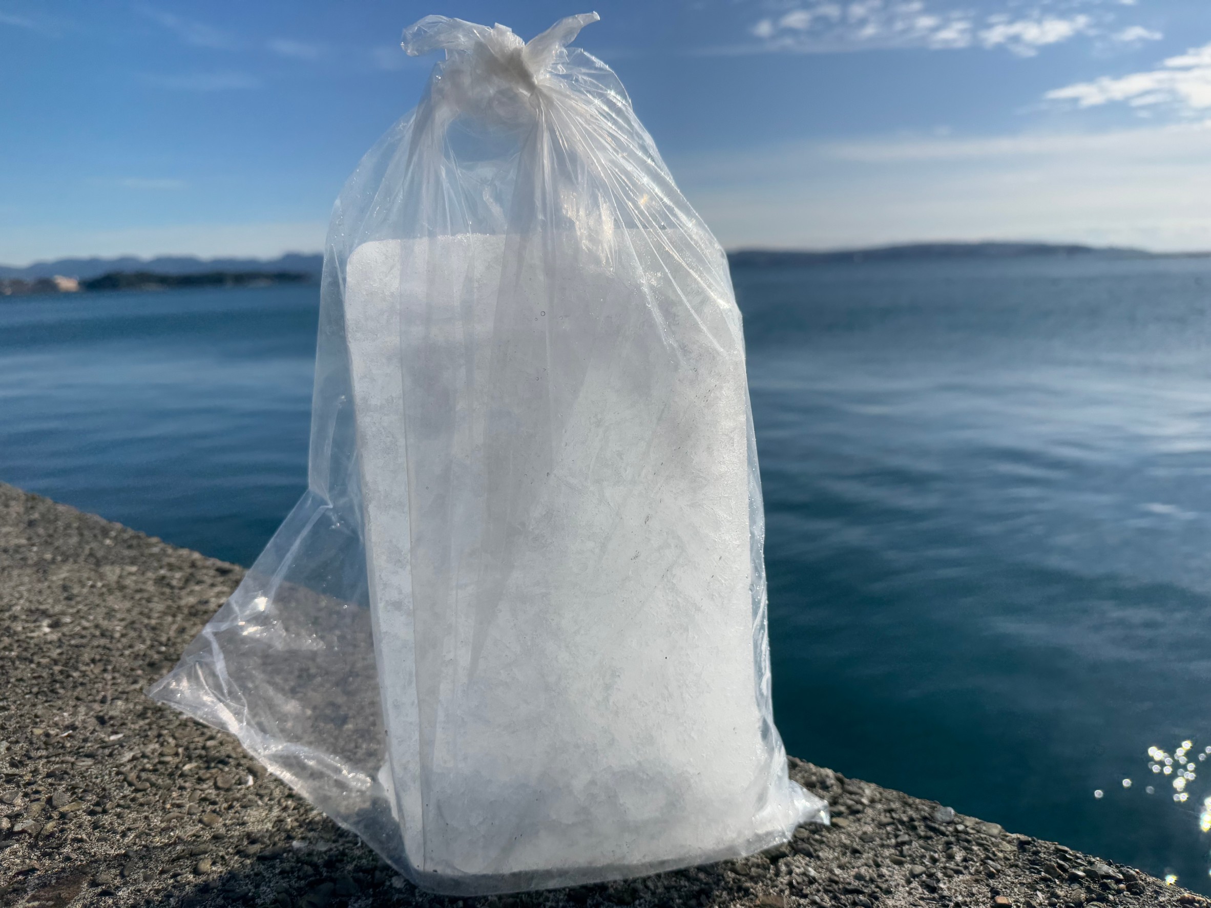 魚を冷やすなら真水より海水で作った氷がいい、と海水氷の人気がうなぎのぼり。釣太郎では小1キロと大3㌔誤用しています。