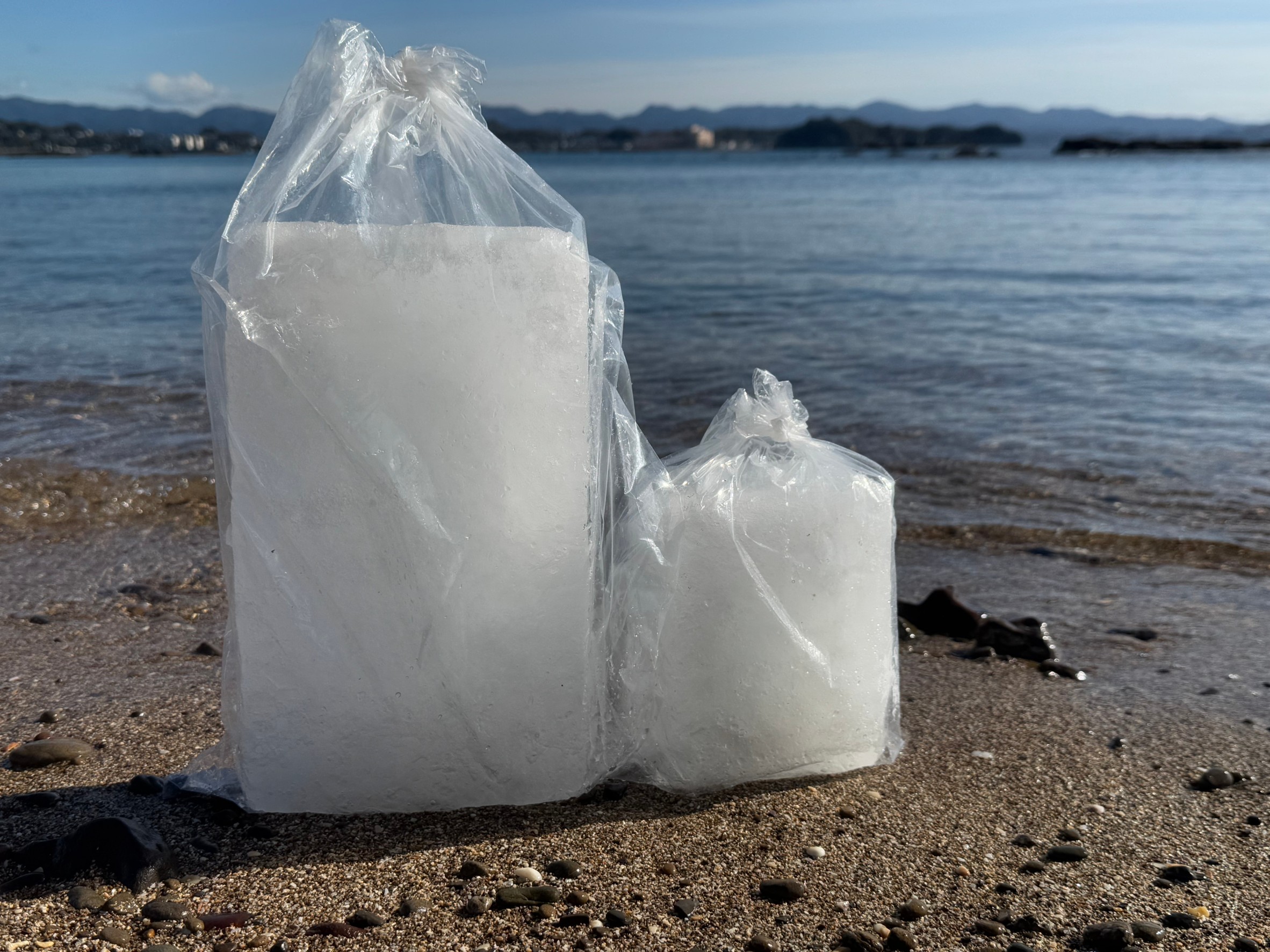 釣り人に人気急上昇中の海水氷。真水より魚に優しいと大評判。これは海水を凍らせて作ったものです。釣太郎