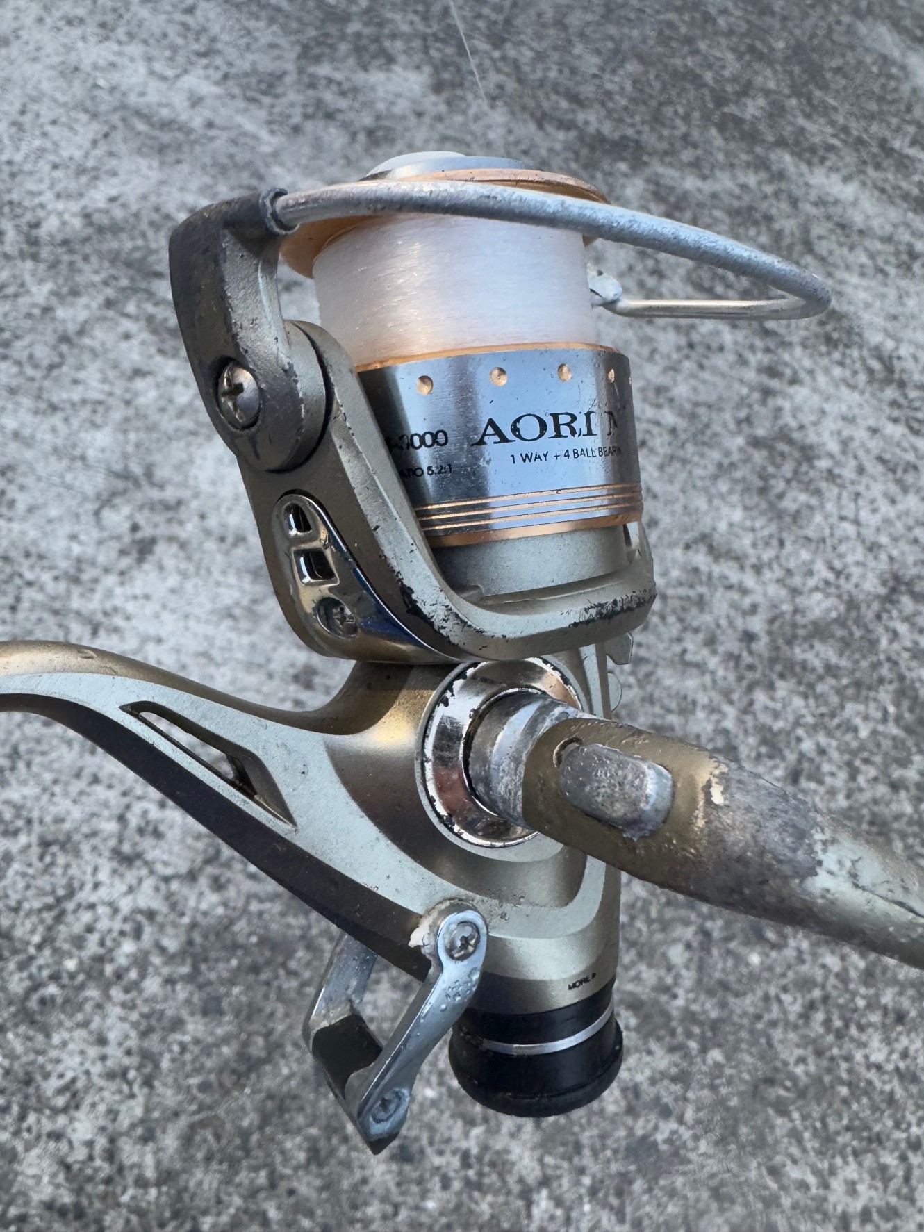 釣り道具の寿命を延ばすためには、釣行後すぐに真水で洗うことが基本です。釣太郎