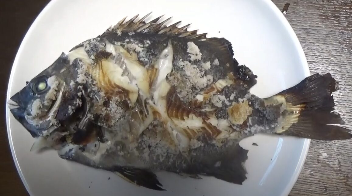 魚を焼く場合、鱗を付けたほうが旨味が増す。エラと内臓は取り除く。釣太郎