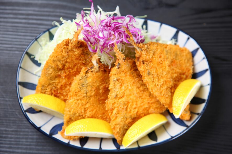 生のアジフライが冷凍より美味しいのは、風味、食感、旨味、水分の関係。釣太郎