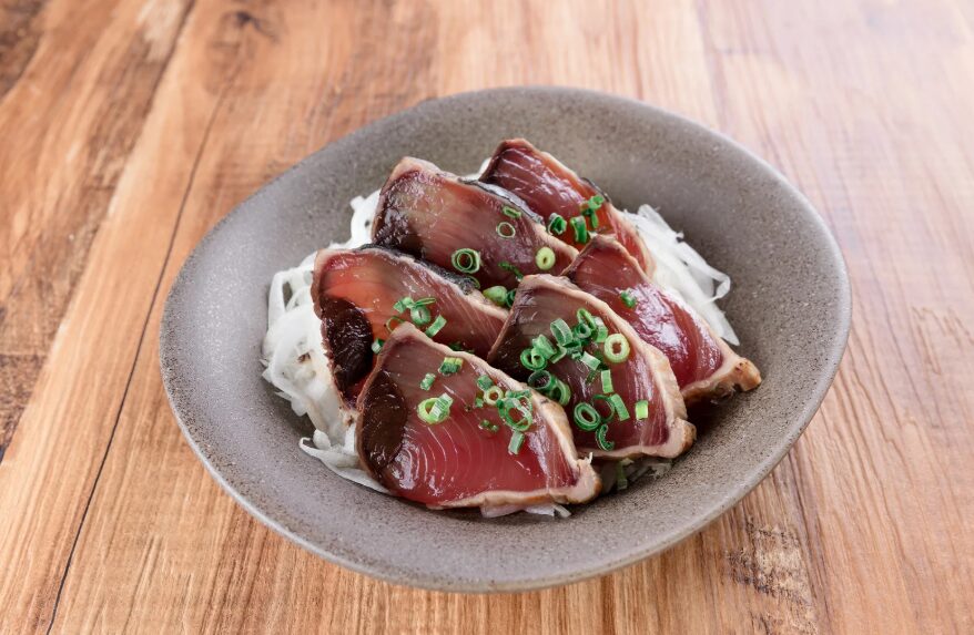 カツオのたたきは、高知県を代表する郷土料理であり、その起源には諸説があります。釣太郎