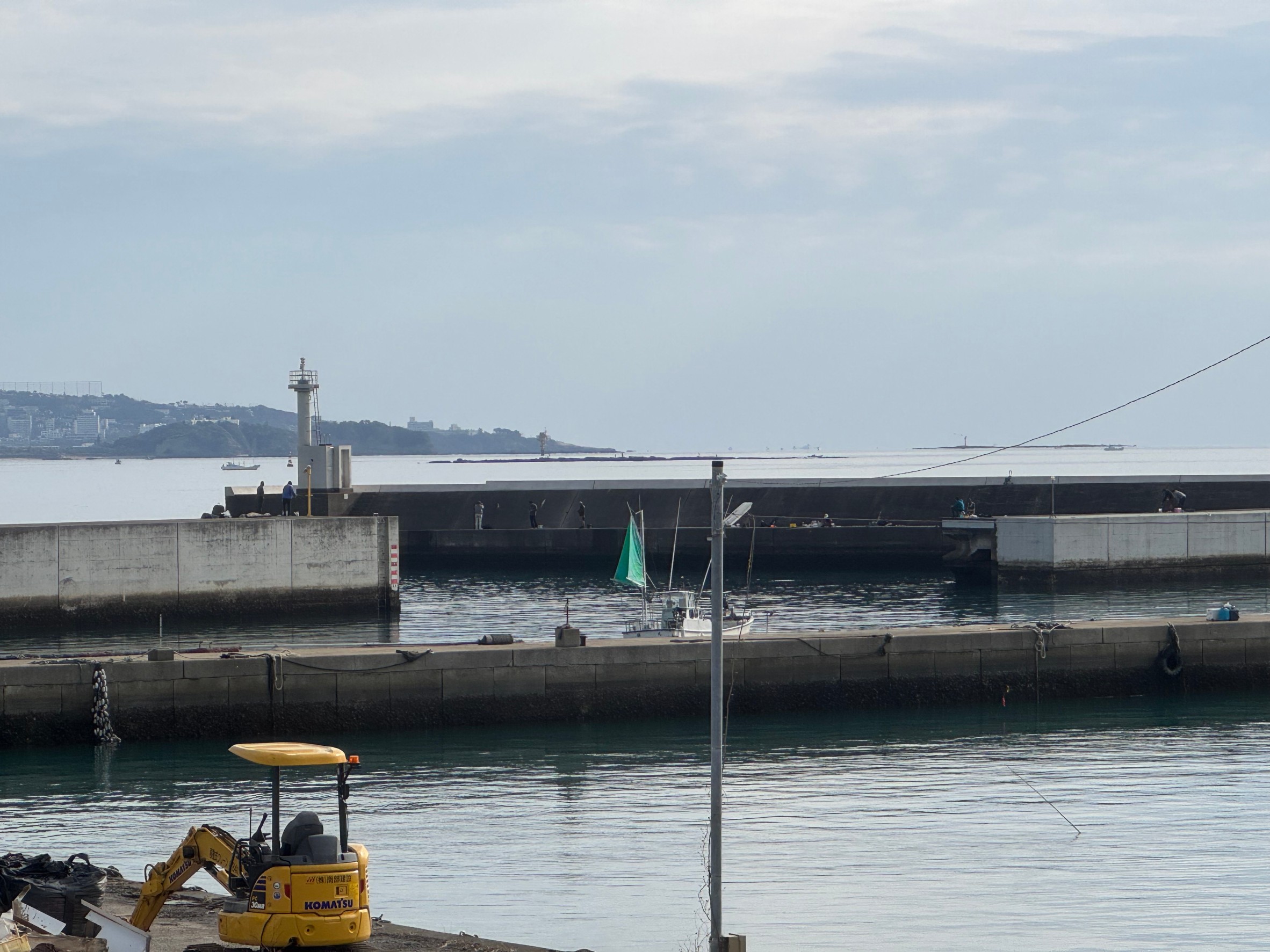 みなべ店前白灯台内側は、絶好のチヌ（クロダイ）釣り場。北西風も防げます。釣太郎