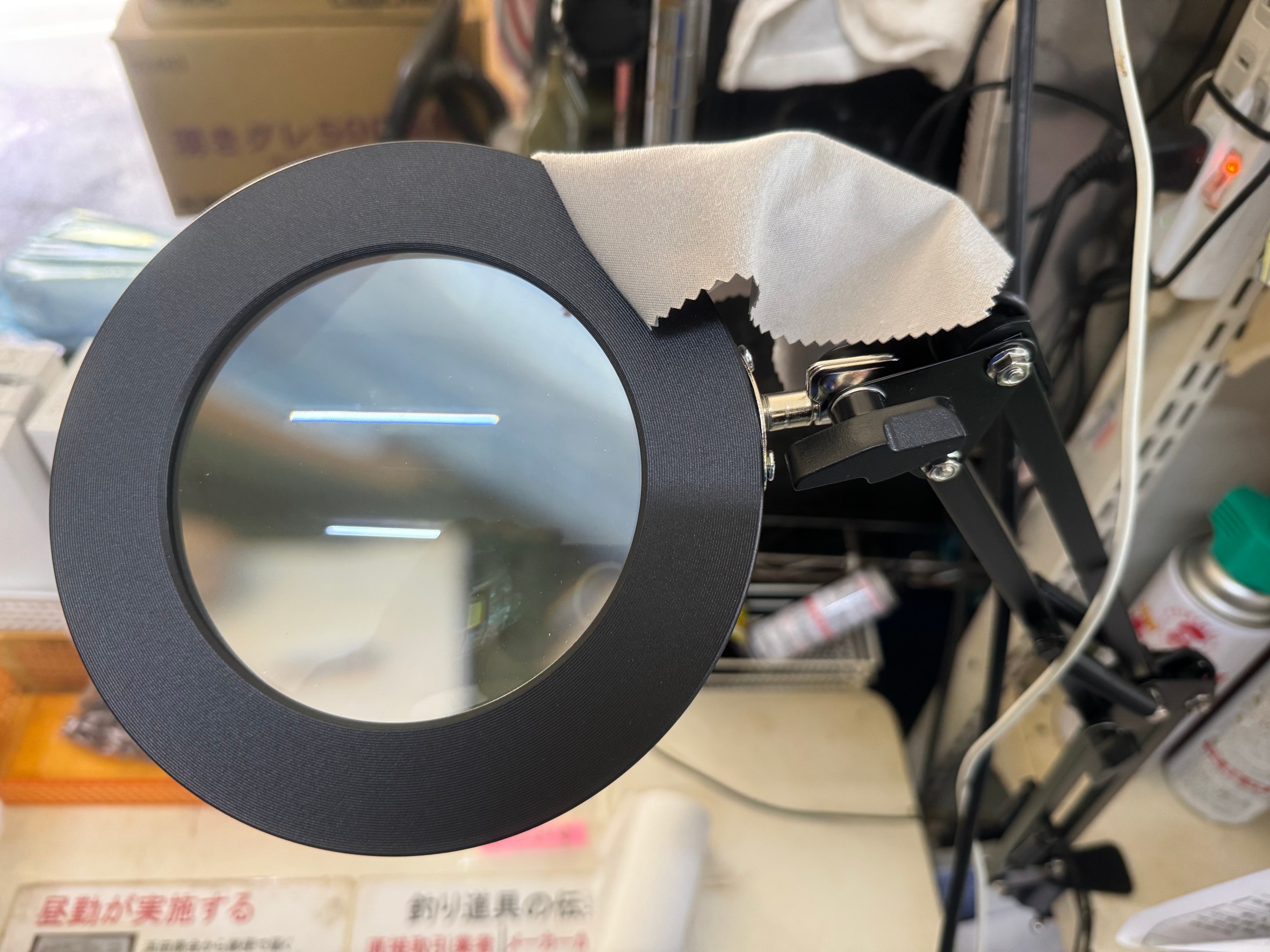 高齢化の為、拡大鏡を使いながら、オリジナル泳がせ針を作っています。釣太郎