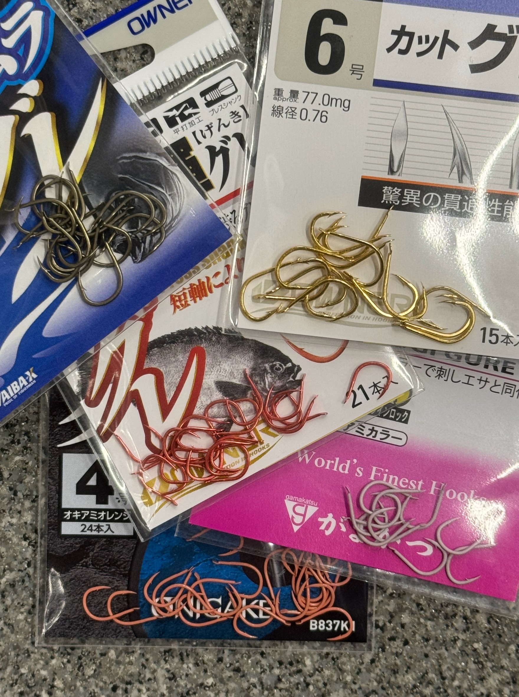 釣り針のカラーは、魚へのアピール度や状況への適合性を高めるための重要な要素。釣太郎