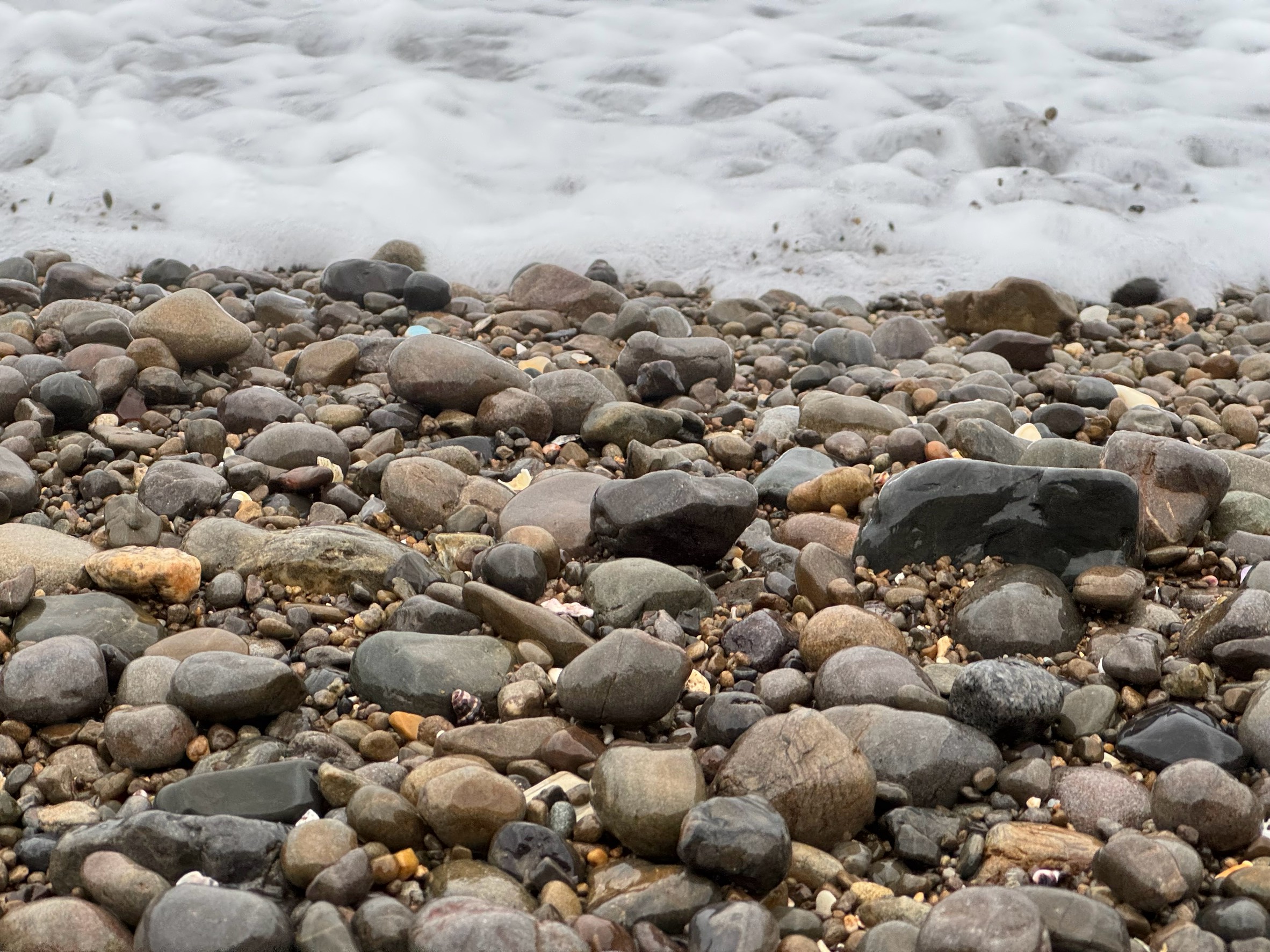海辺の小石、この元は岩？ここまで何年ぐらいかかっている？これは最後に砂になる？釣太郎