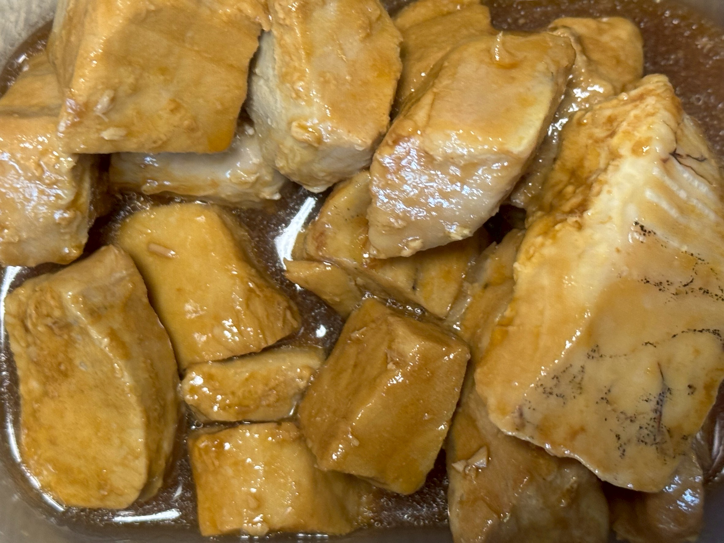 マグロの角煮はうまいが身が固いのが定番。これは安いマグロを使うから？本マグロでやると柔らかい？釣太郎