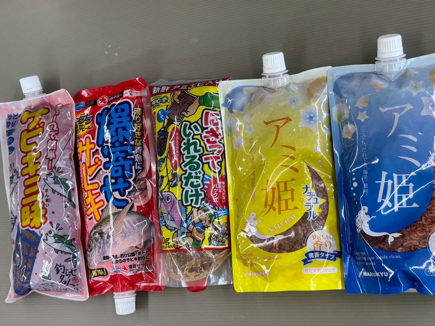 チューブ式アミエビは解答不要ですぐ使える。シャクもバケツも不要。手軽さが受けてファミリーフィッシングの必需品になった。手も汚れず便利そのもの。釣太郎