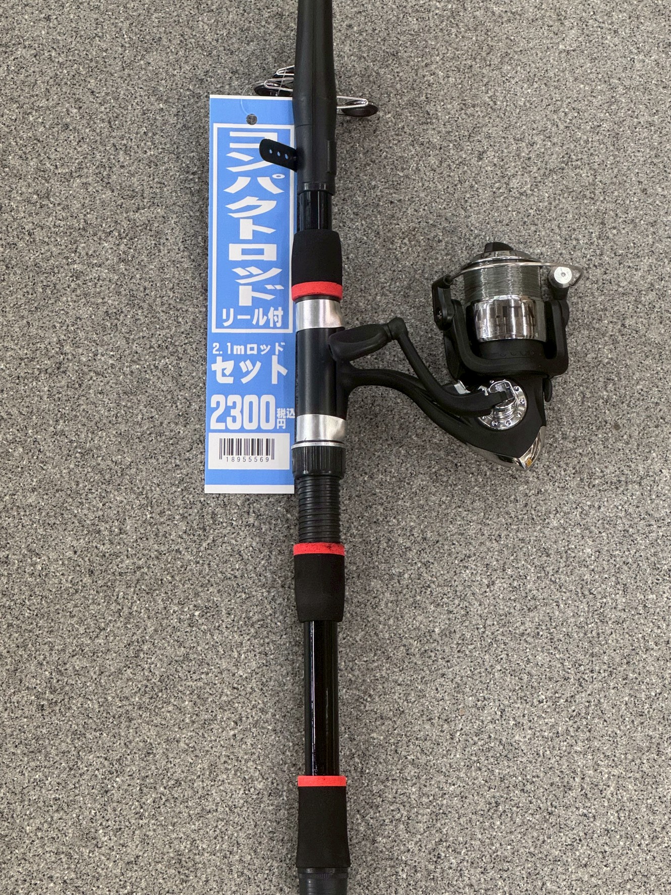 海辺を歩いていたら、急に「釣りがしたい!」と思ったことはありませんか? そんなときにぴったりなのが、リール付きコンパクトロッドセットです。釣太郎