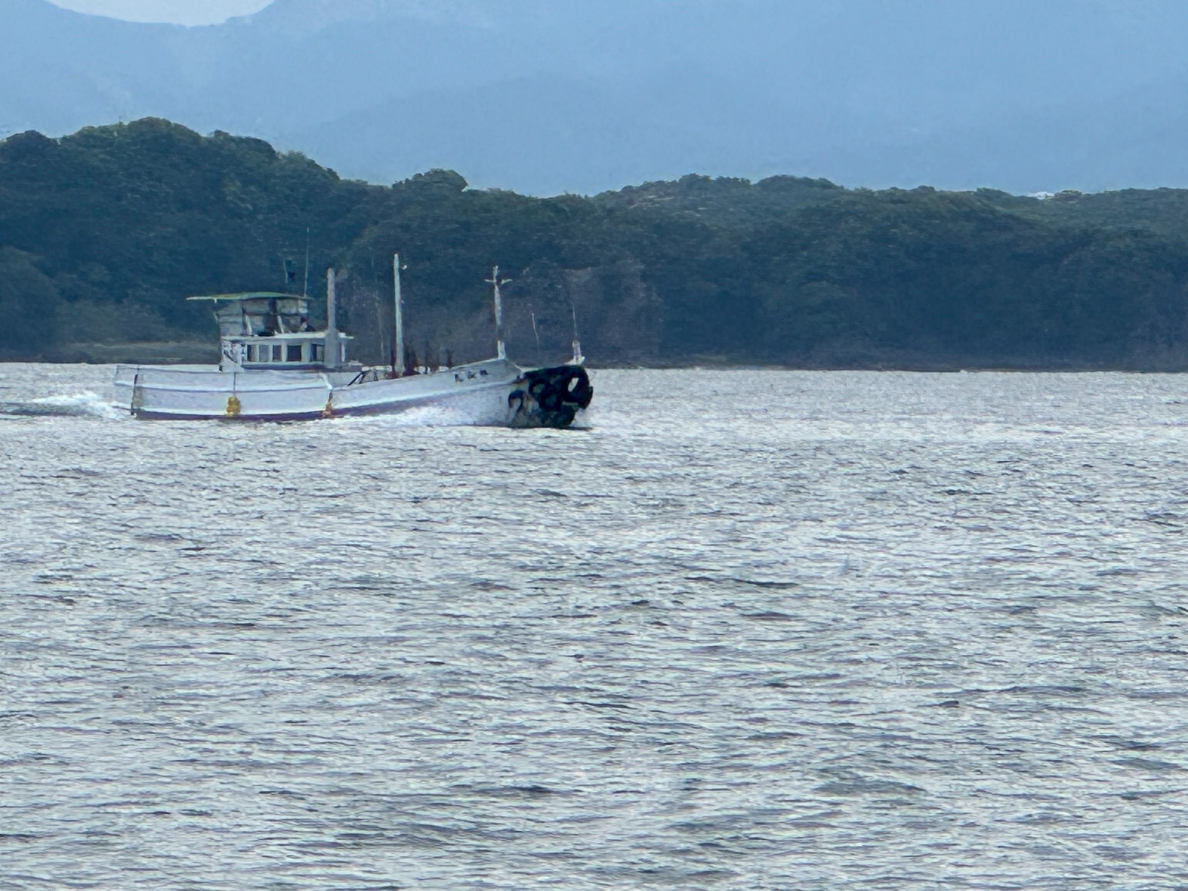 沖磯渡しの渡船。船先は傷つかないようにタイヤを括り付けています。釣太郎