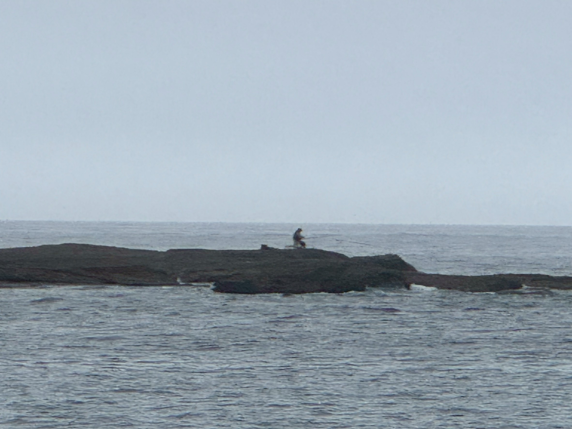 通常の堤防や地磯での釣りももちろん楽しいですが、沖磯には一歩踏み込んだ「非日常」が待っています。釣太郎