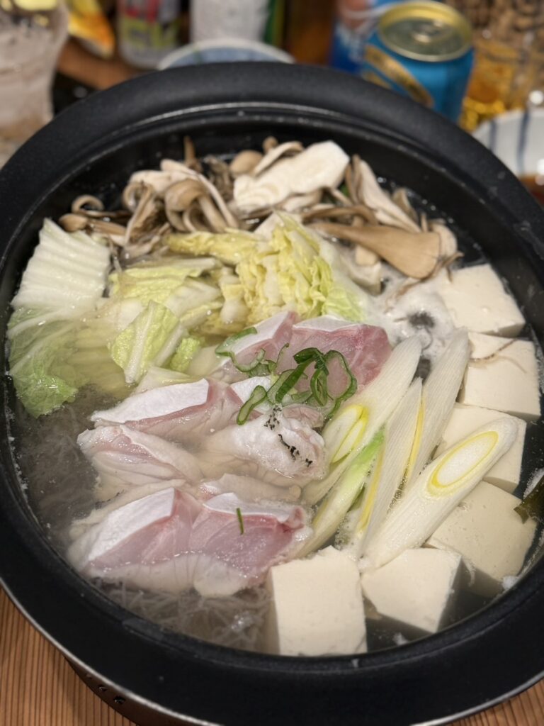 クエ鍋の歌。作詞作曲は釣太郎。歌手グルメ