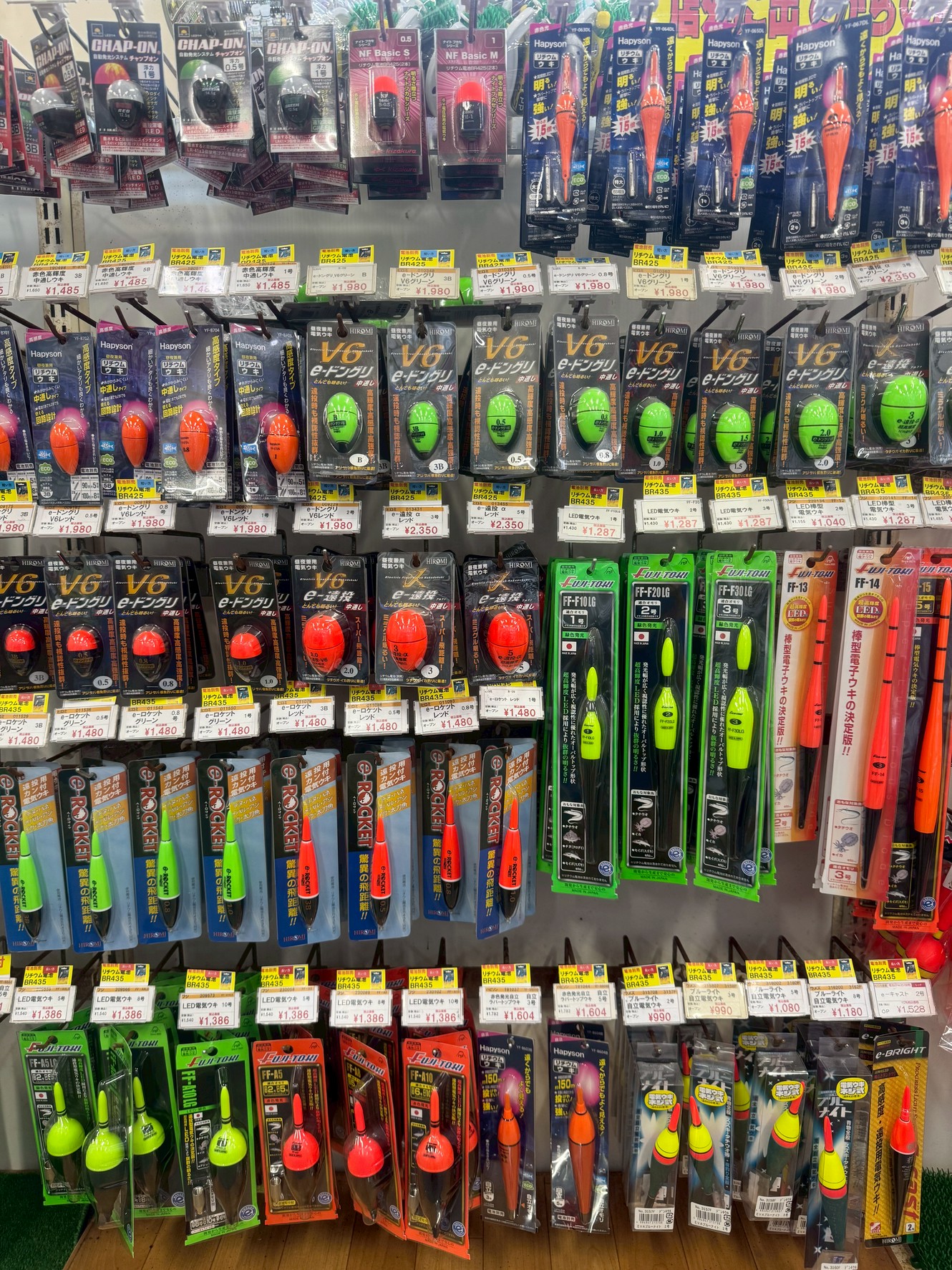 夏は夜釣りが定番。大物魚釣り聖地の南紀地方。電気ウキの品ぞろえはピカ一。釣太郎