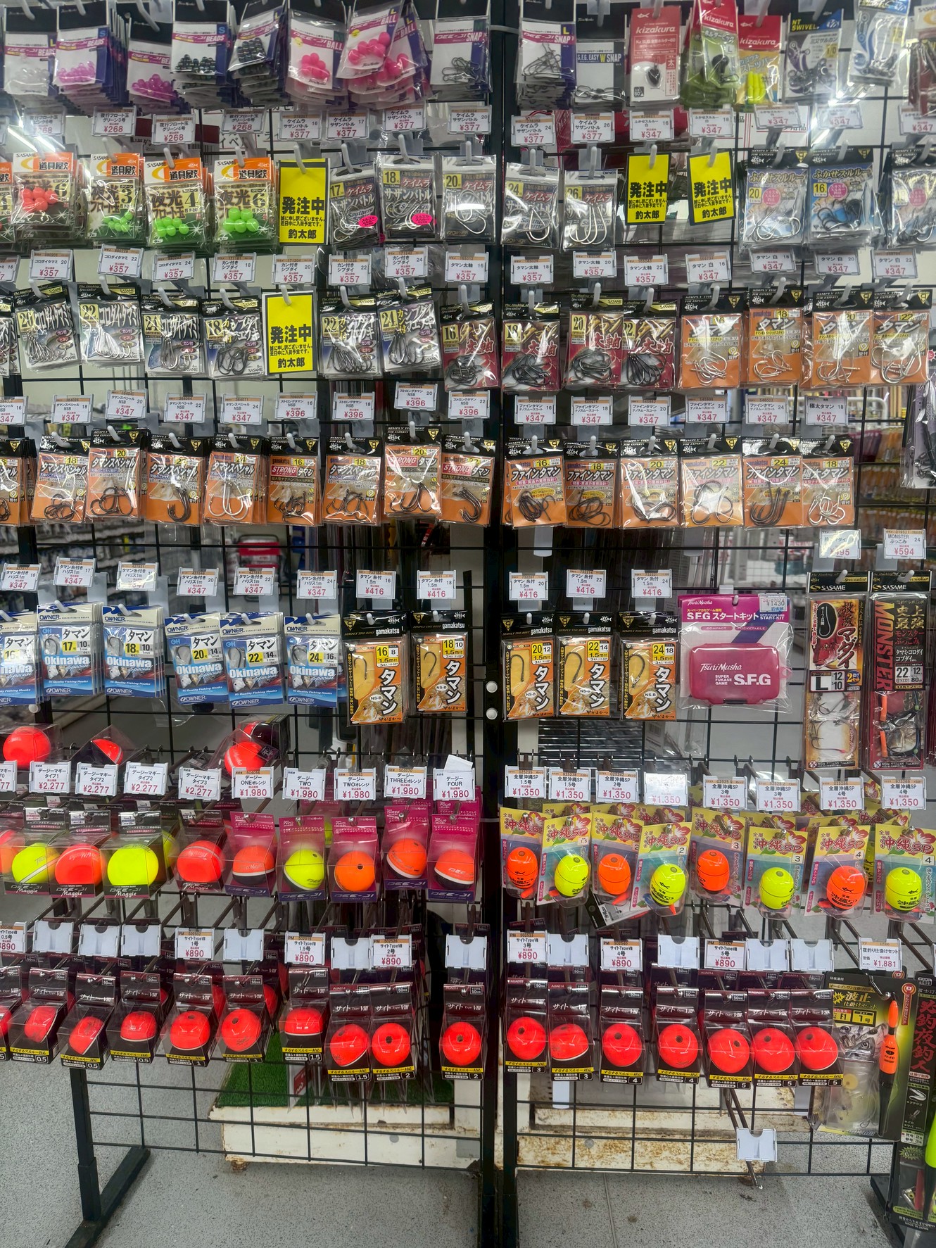 夜釣り、スルルー釣り、ブッコミ用の鈎、ウキ等小物専用コーナー。釣太郎