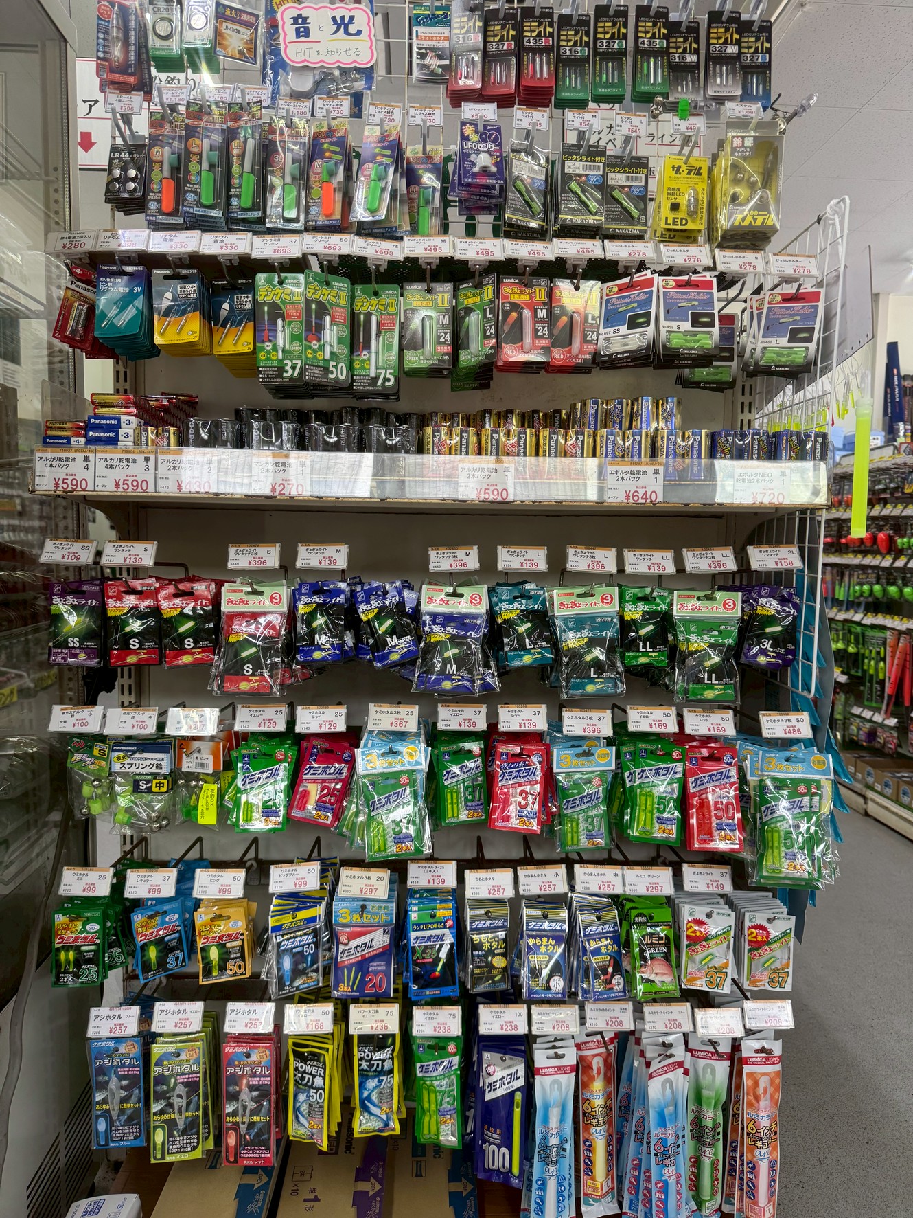 夜釣り関連用品充実しています。竿先ライト関係、ケミホタル、電気ウキ、乾電池等等。釣太郎