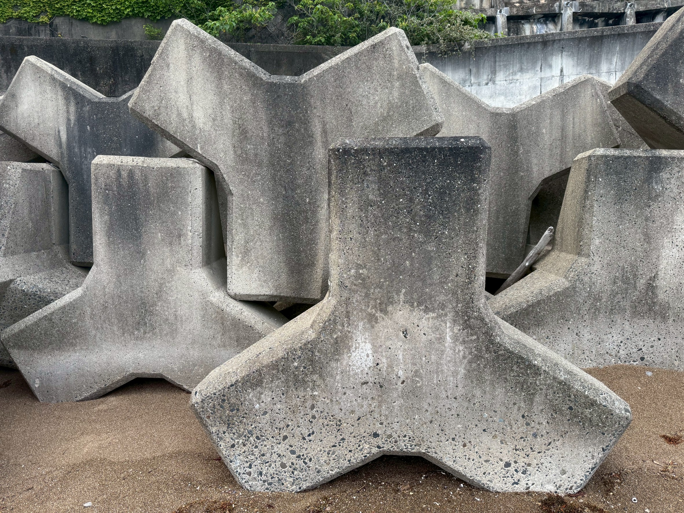 珍しい形の消波ブロック、なぜこんなに種類があるの?あの独特なデザインに隠された秘密を徹底解説!釣太郎