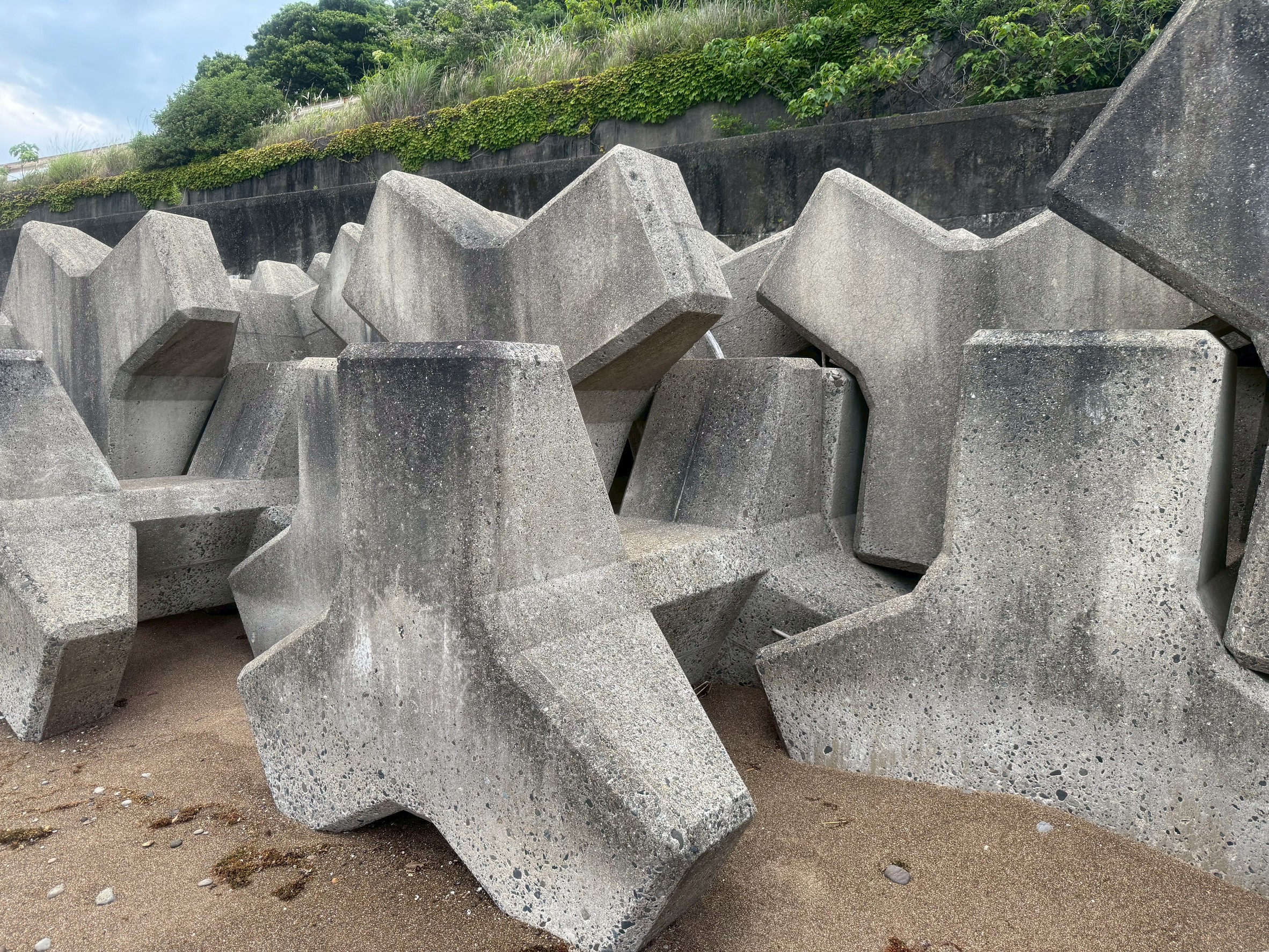 【保存版】消波ブロックの形はなぜ違う？写真の三つ爪型は何を重視して設計されたのか徹底解説。釣太郎