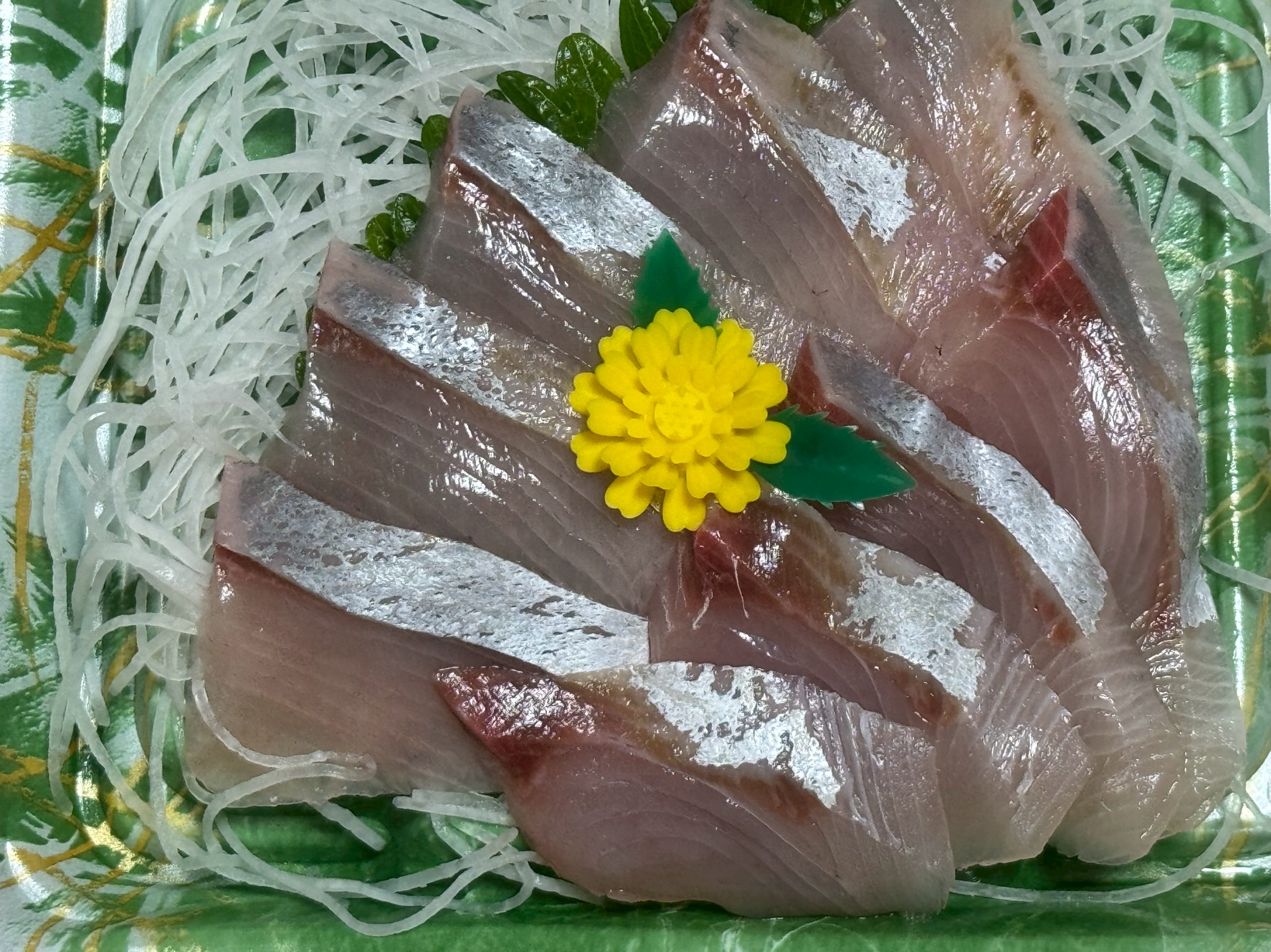 これはヒラマサの刺身。【ヒラマサとブリの違い】食べ比べでわかる本物の旨さ。釣太郎