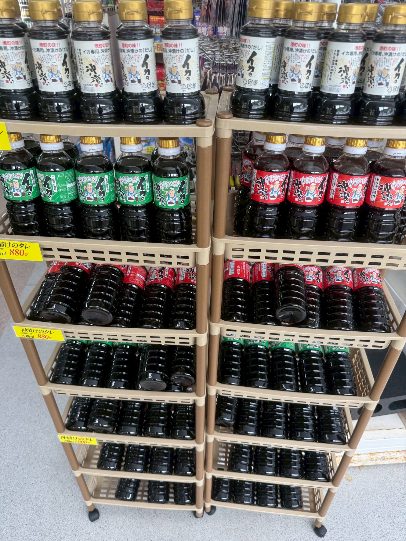 イカの沖漬け。アカイカ（けんさきいか）釣り時によく売れるため、大量陳列しています。釣太郎