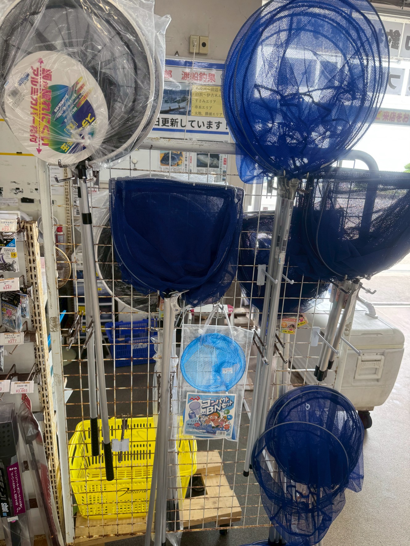 潮だまりで小魚救うアミ各種あります。小さな子供用にミニ網も。釣太郎