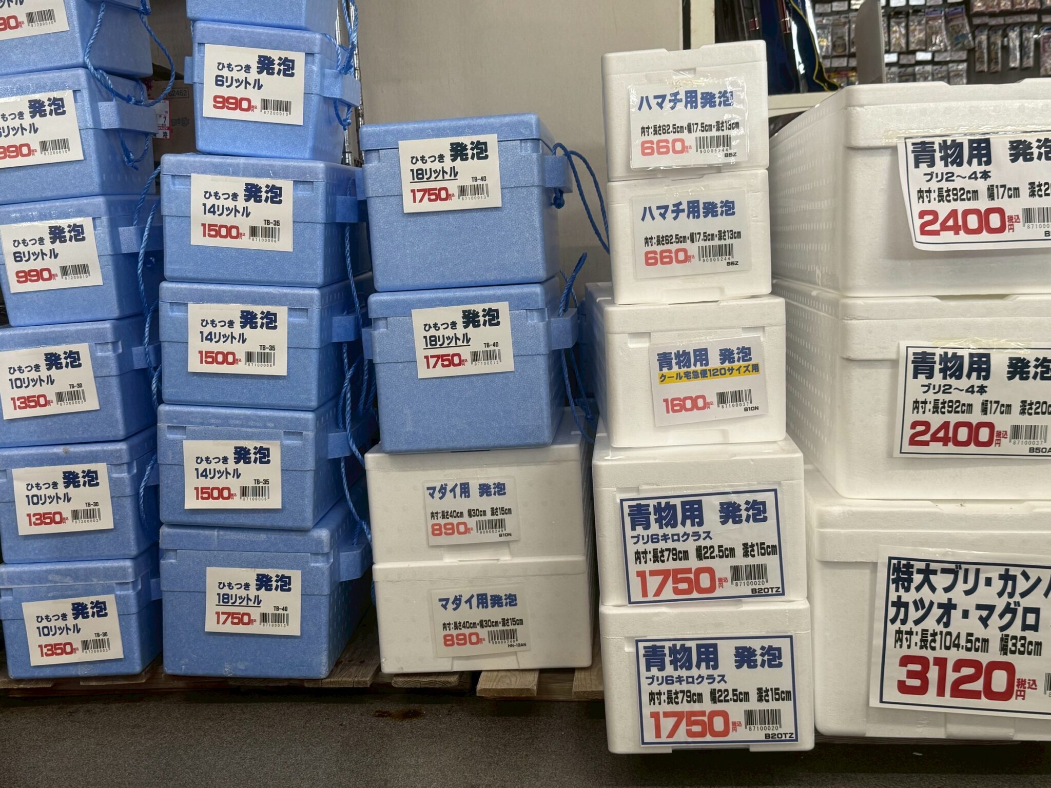 釣った魚を入れる発泡クーラーbox各サイズあります。釣太郎