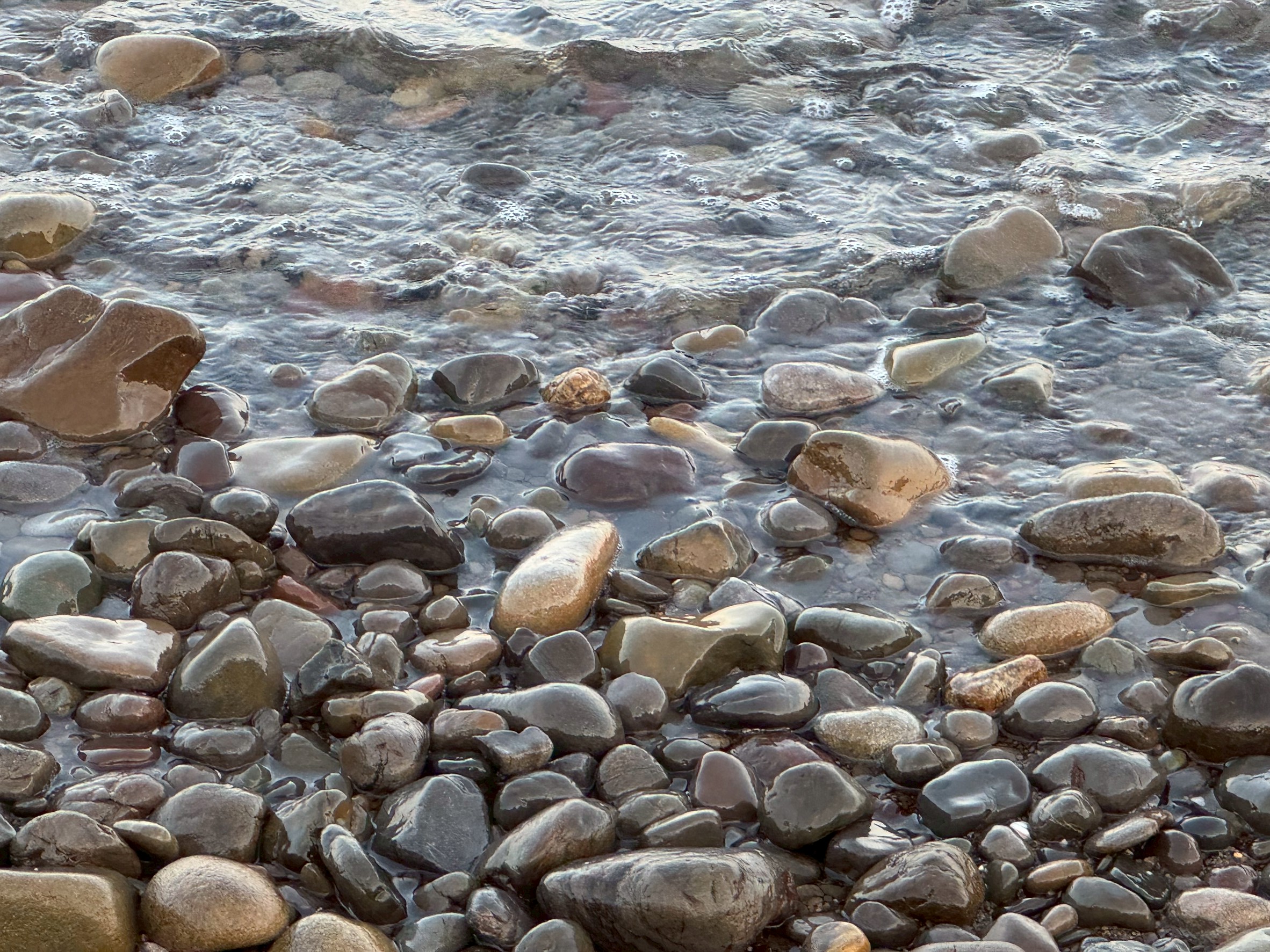 たった一つの小石が丸くなるまでには、何百年、あるいは千年以上かかることもあります。釣太郎