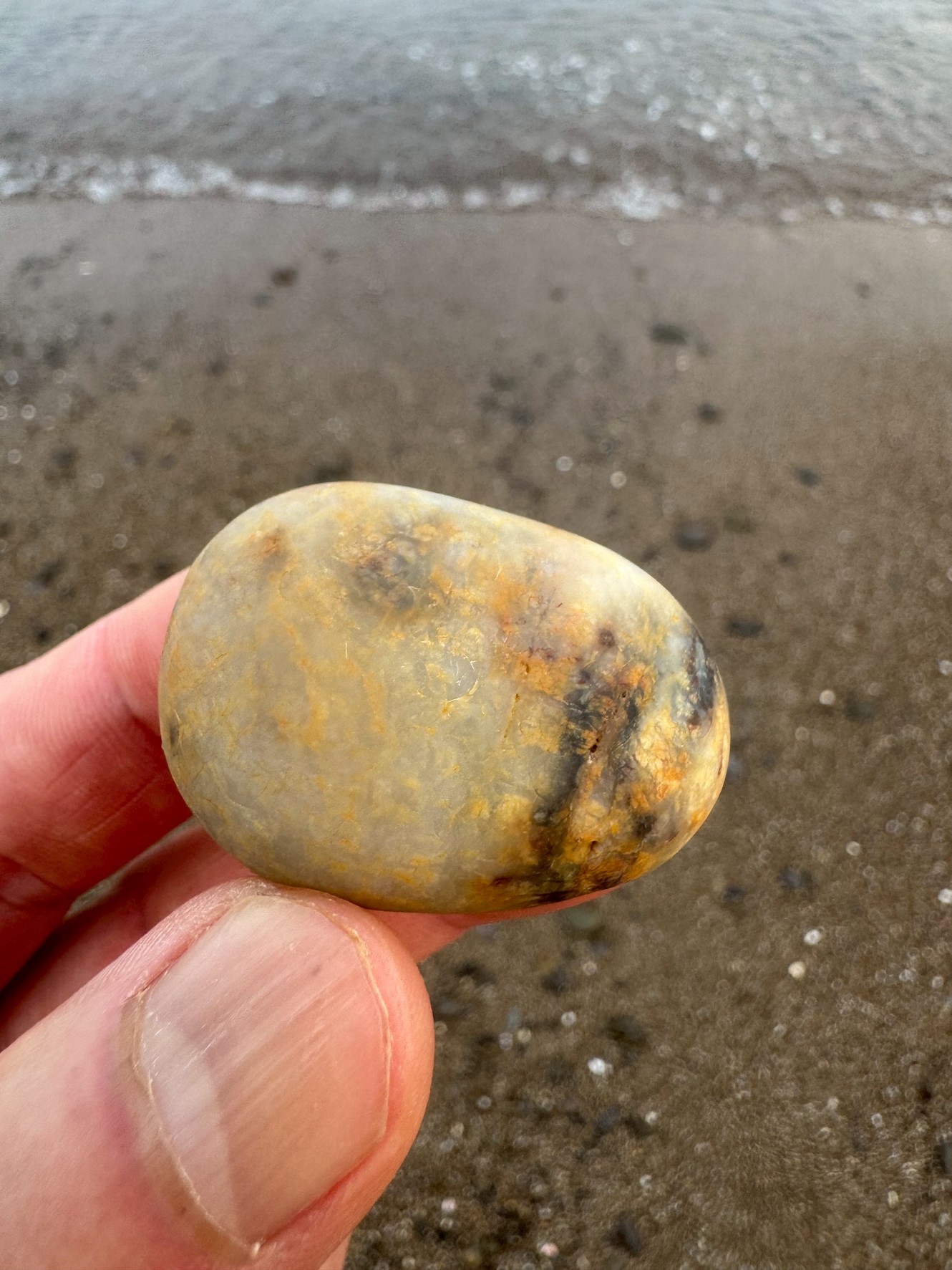 この白っぽい小石に黒いラインが入ったものは、以下の特徴から**「縞模様のあるチャート(またはジャスパー)」**の可能性が高いです。釣太郎