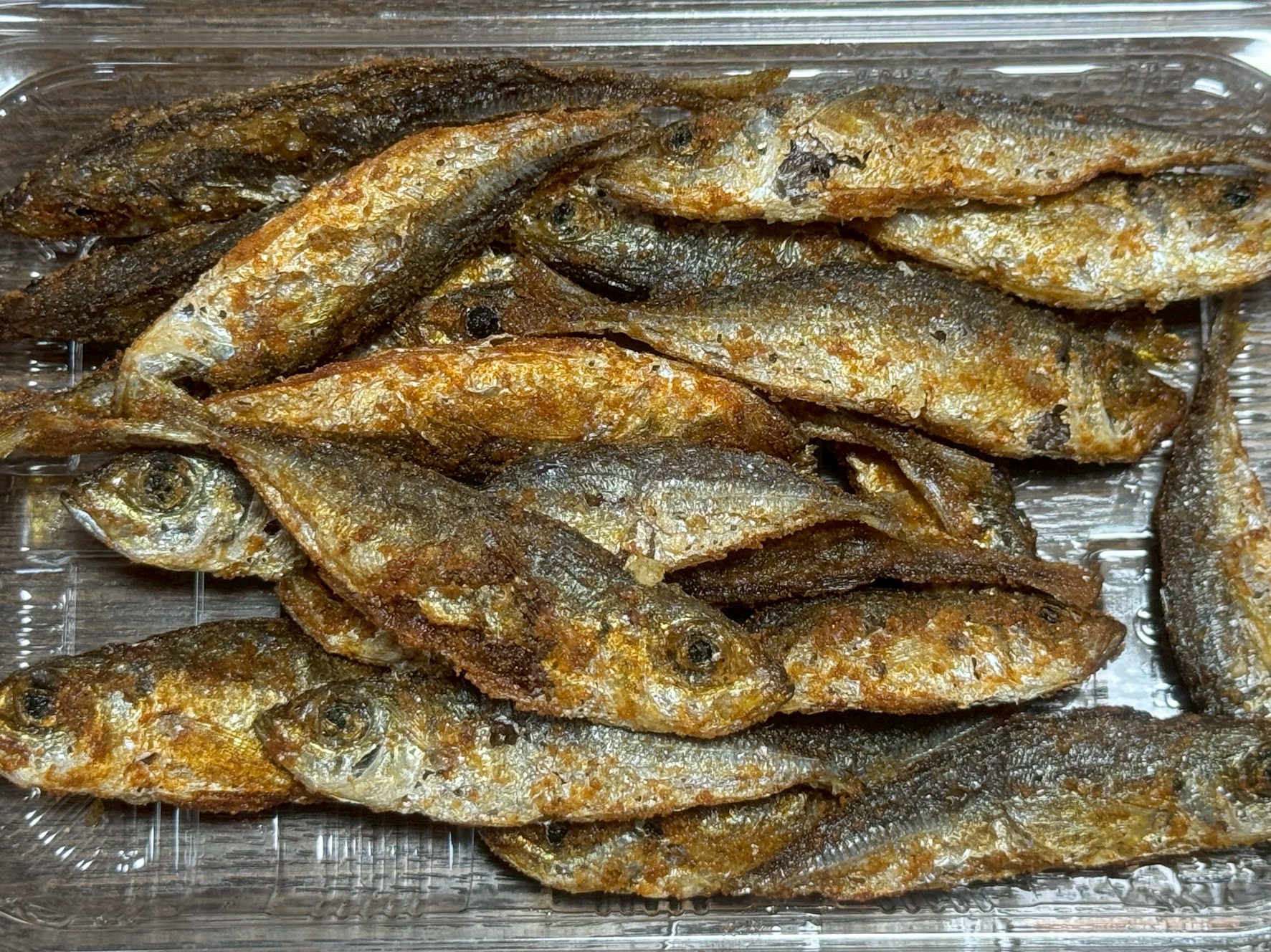 近くのスーパーで売っている豆アジのから揚げ。これが好きで買いに行きます。釣太郎