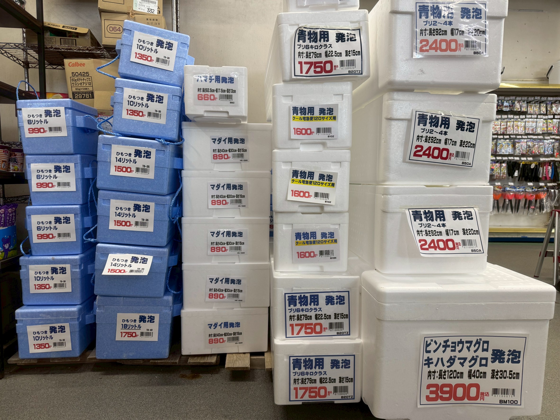 発泡クーラーボックスは、小魚から50キロマグロまで収納できる各サイズご用意しています。釣太郎