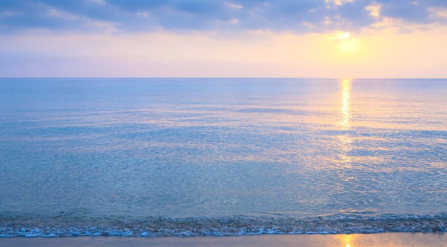 夏の感動は「朝」に詰まっている
真夏の海は、昼間だけじゃありません。
夜明け直後の数時間こそ、釣り人にとって最も美しい時間です。釣太郎