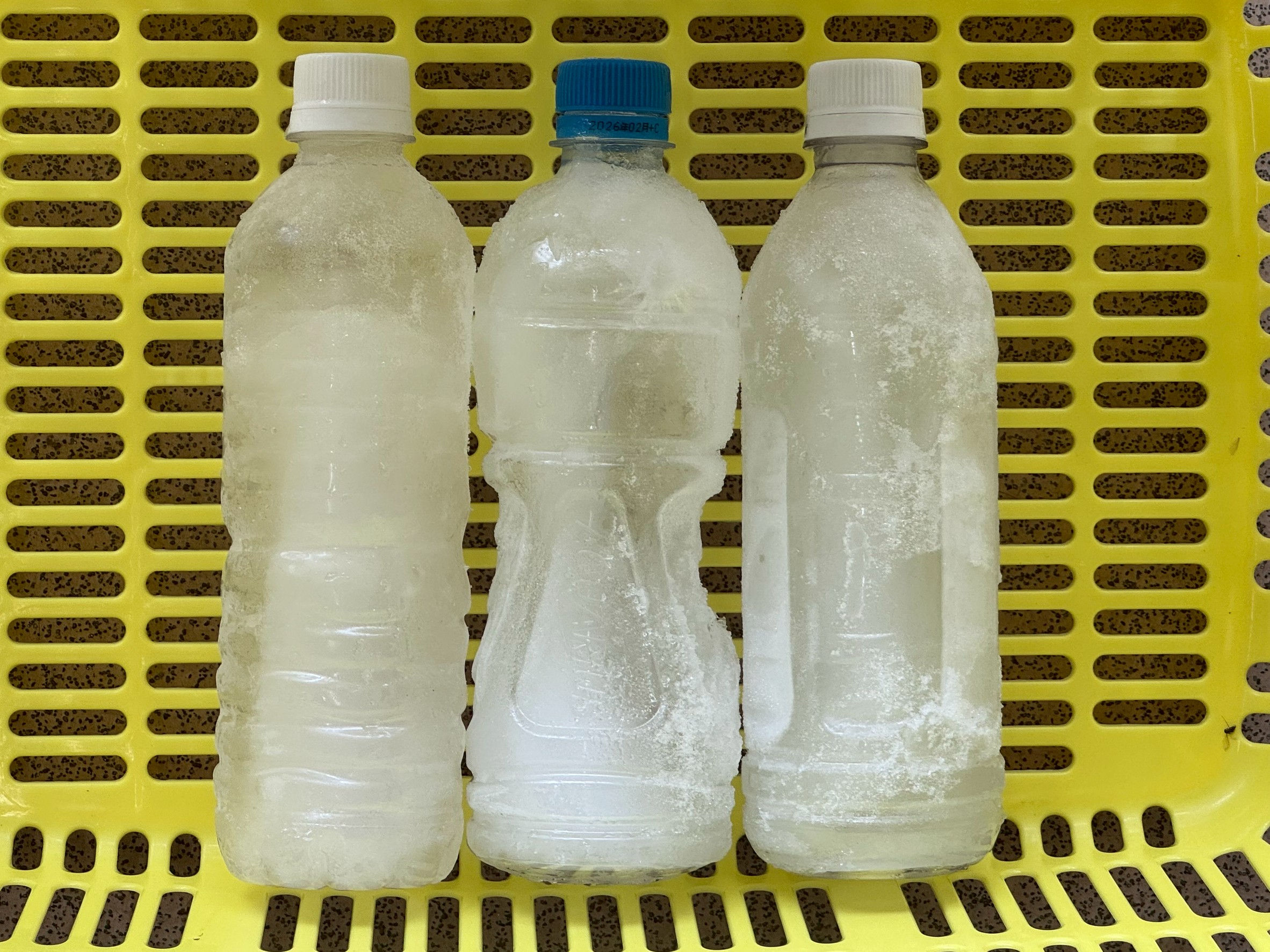 活アジの海水温度上昇を防ぐには、ペット氷の活用も一手。釣太郎