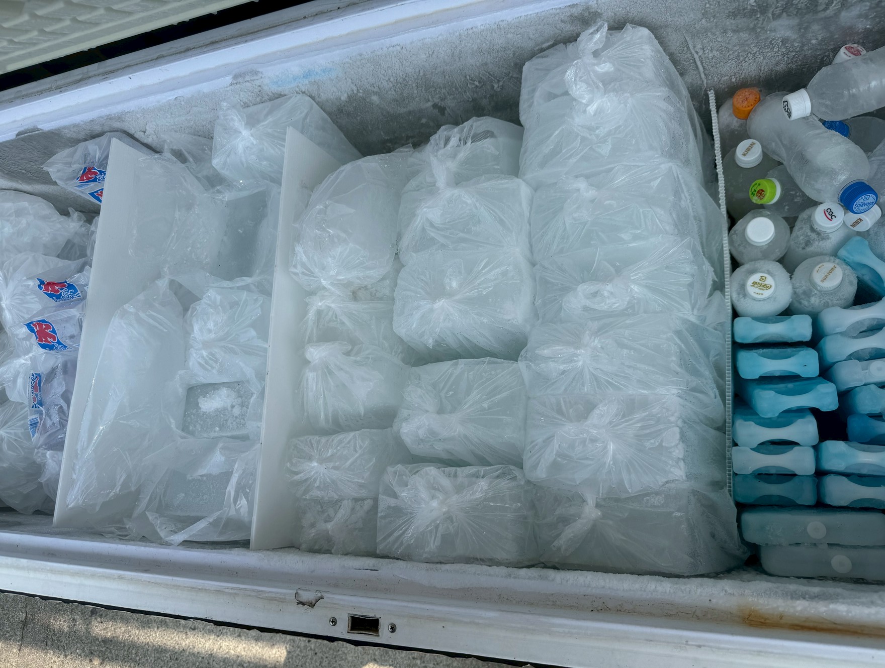 釣太郎の夏の一番の売れ筋は氷。話題沸騰中の海水氷のほか、真水氷、バラ氷、ペット氷、保冷剤があります。