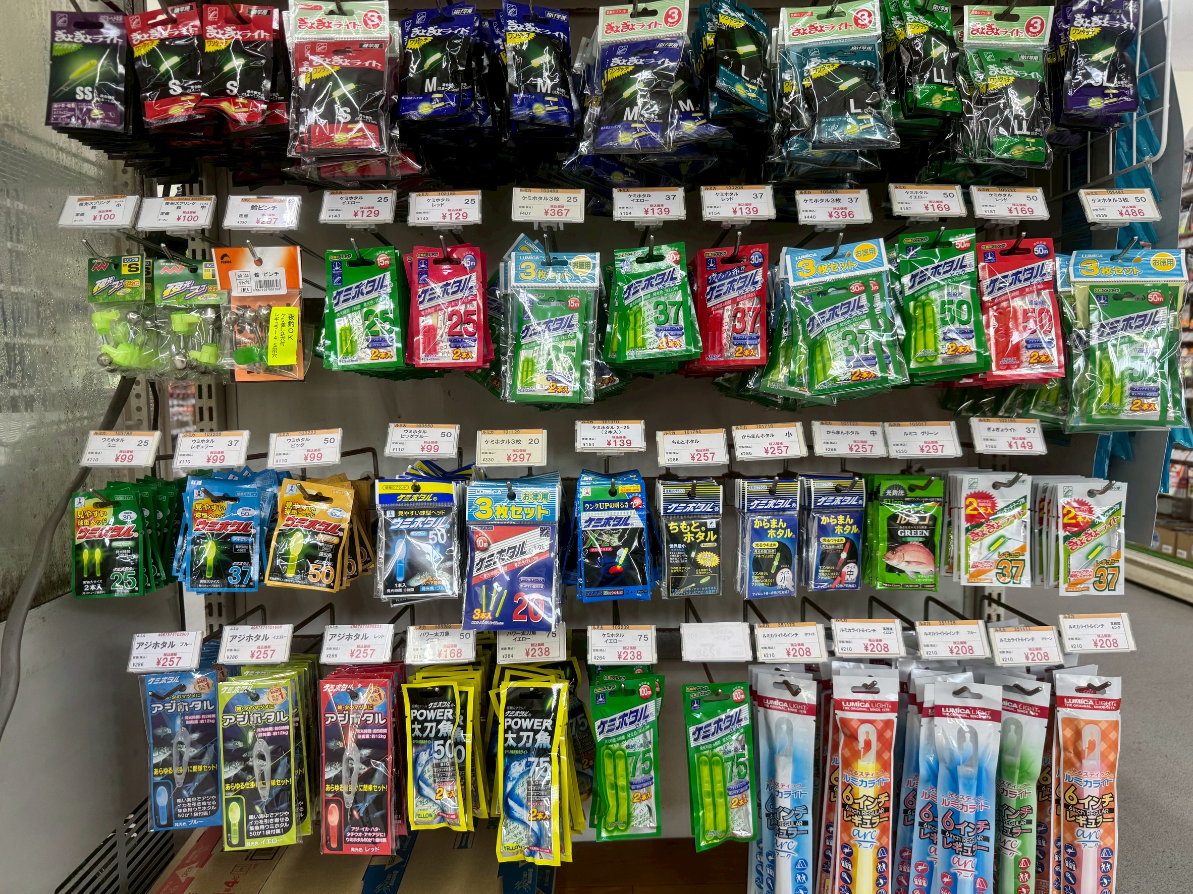 夜釣りの必需品ケミホタル、ぎょぎょライト各種。釣太郎