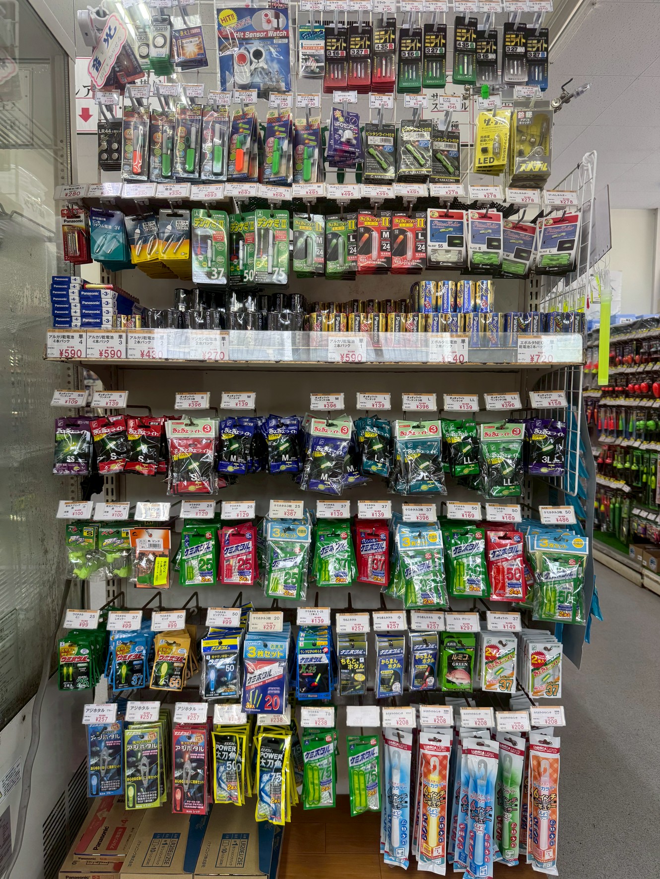 【釣具屋の店内徹底解説】夜釣り・ウキ釣り・発光アイテムが勢揃い！初心者必見のライト＆小物コーナー紹介。釣太郎