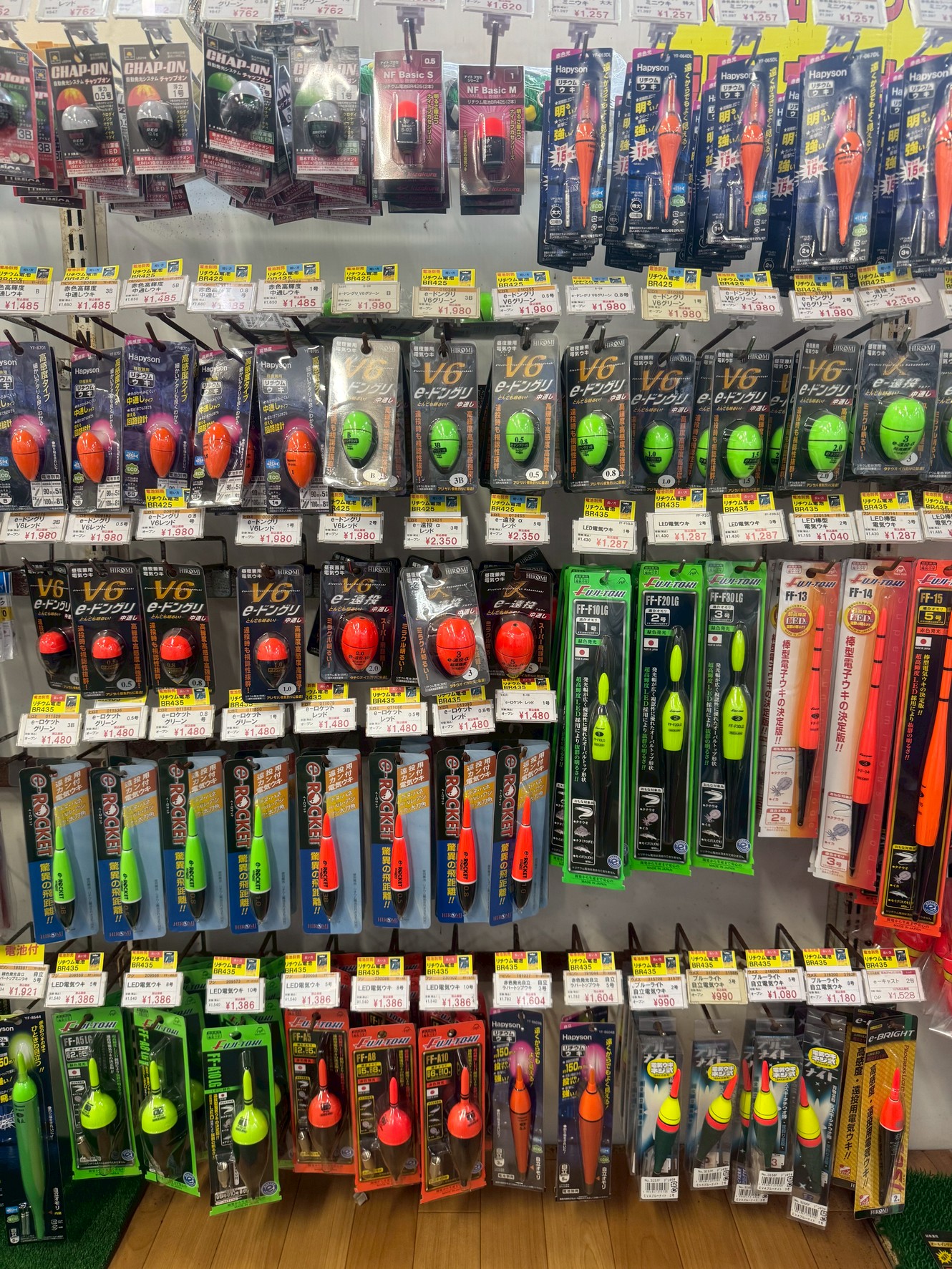 和歌山・南紀の夏の夜釣りは今が旬！現地密着の釣太郎なら、デンキウキの品揃えがピカ一！