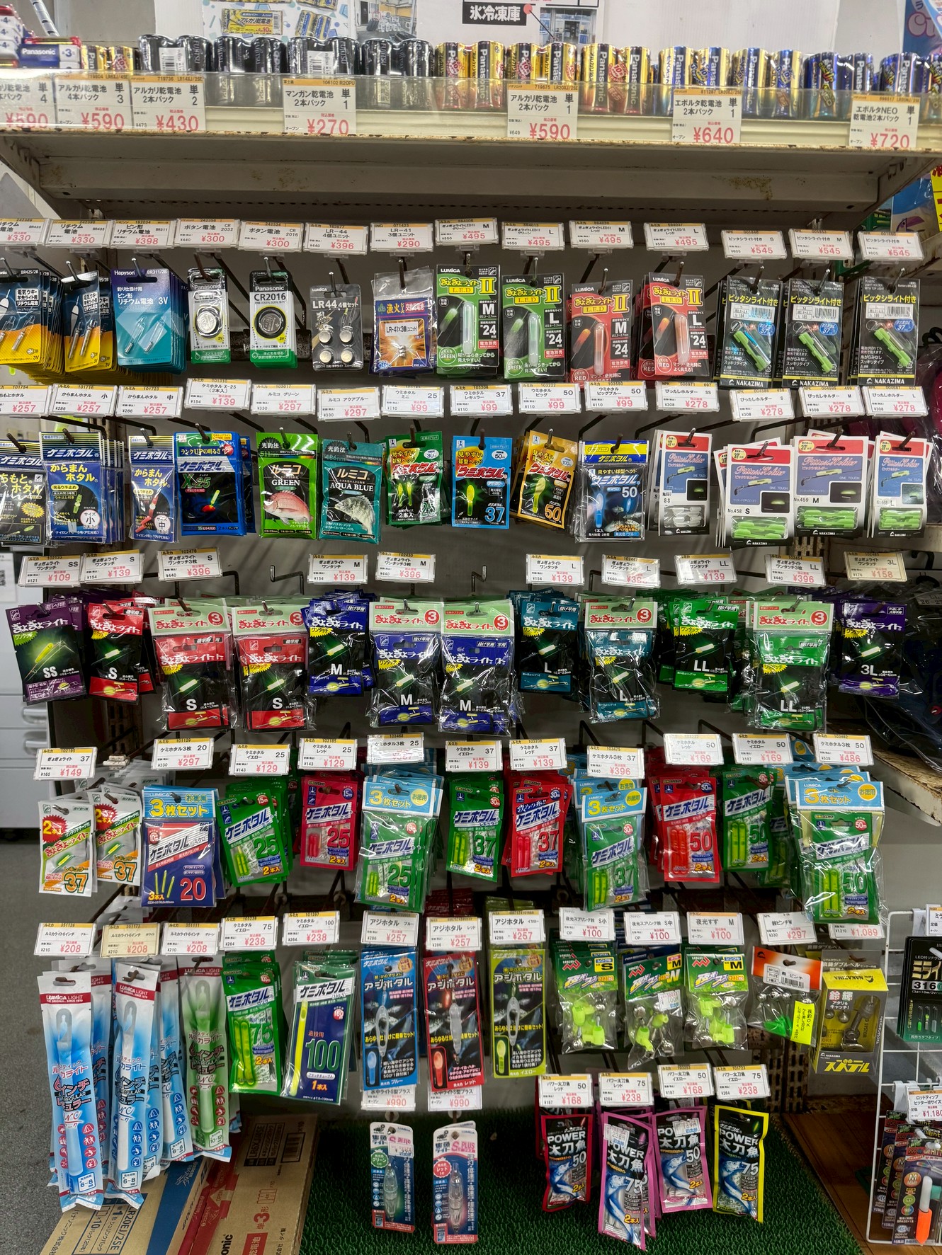 【夜釣りファン必見】ケミホタルから電池まで全部そろう！現地店ならではの夜釣り用品コーナーが大人気。釣太郎