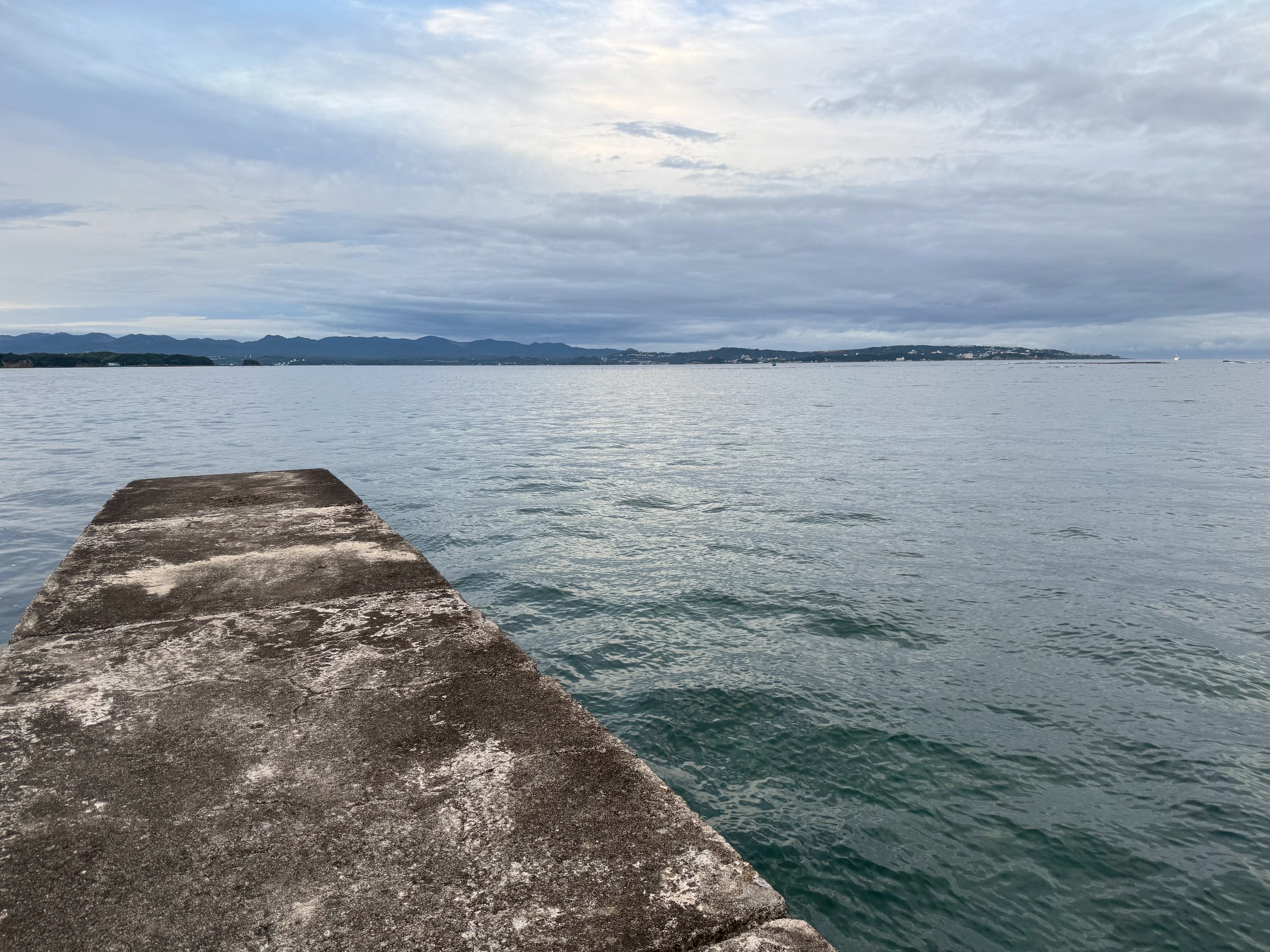 日中のうだるような暑さとは対照的に、夜明けの海辺は非常に気持ちの良い、爽快な空間となるのです。釣太郎