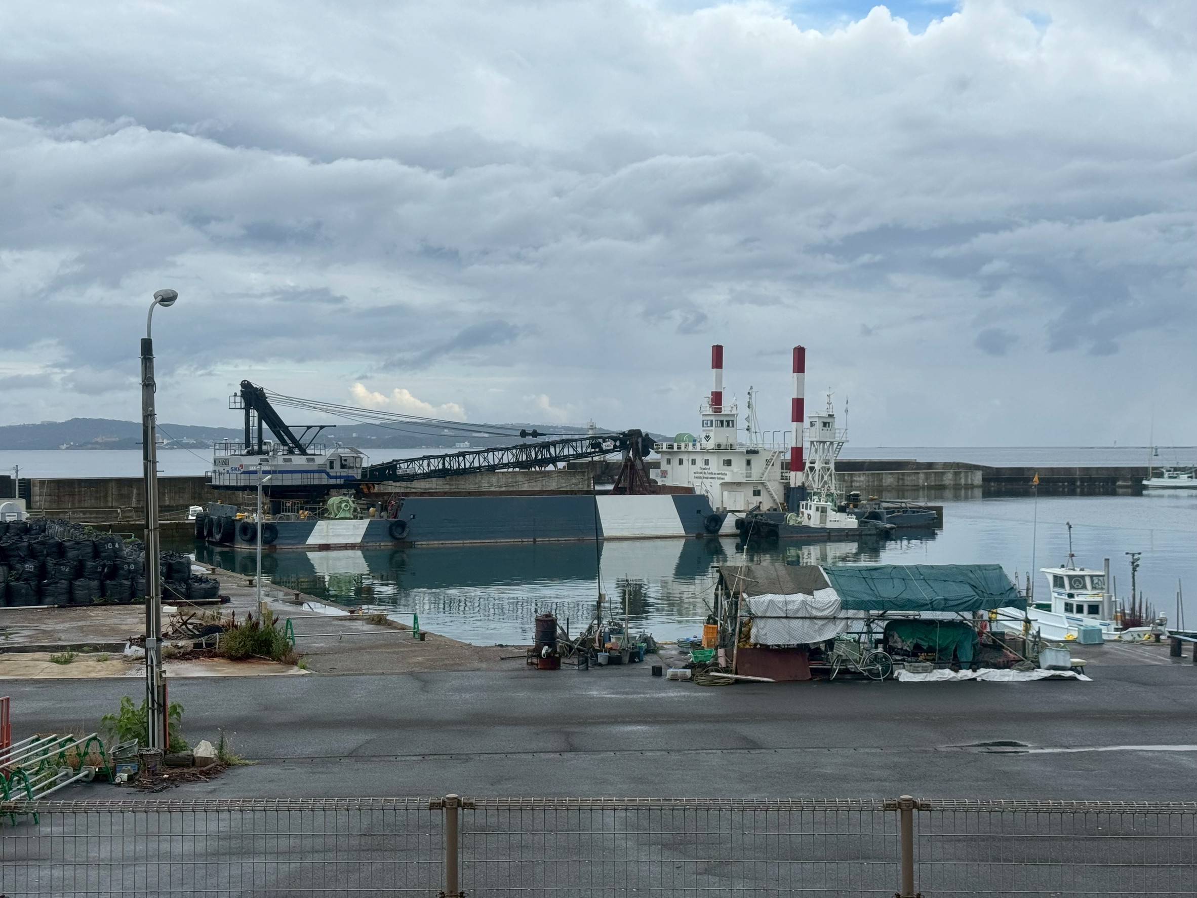 みなべ店前漁港内、浚渫工事中です。釣太郎